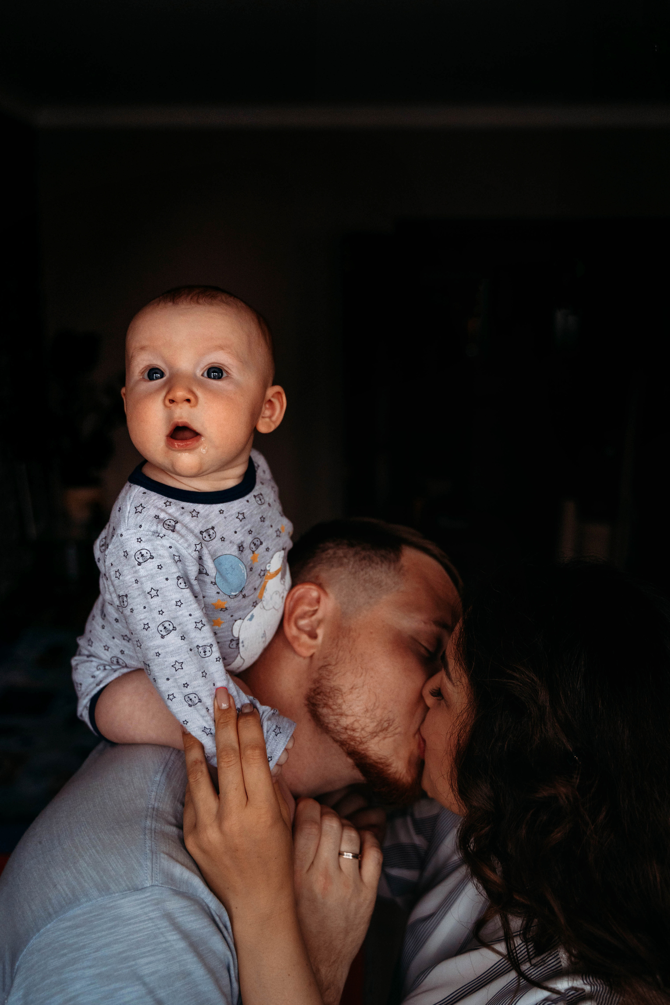 Домашняя семейная фотосессия молодой семьи недавно ставшими родителям. Детский и семейный фотограф в Москве Алёна Шестунова