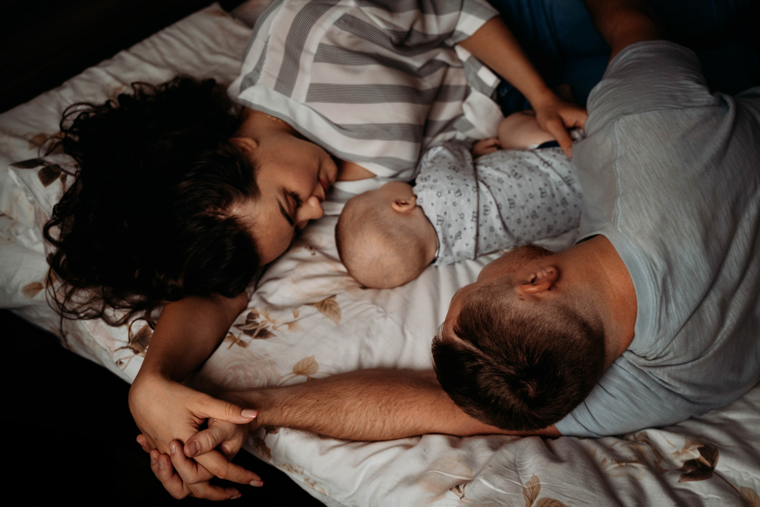 Домашняя семейная фотосессия молодой семьи недавно ставшими родителям. Детский и семейный фотограф в Москве Алёна Шестунова