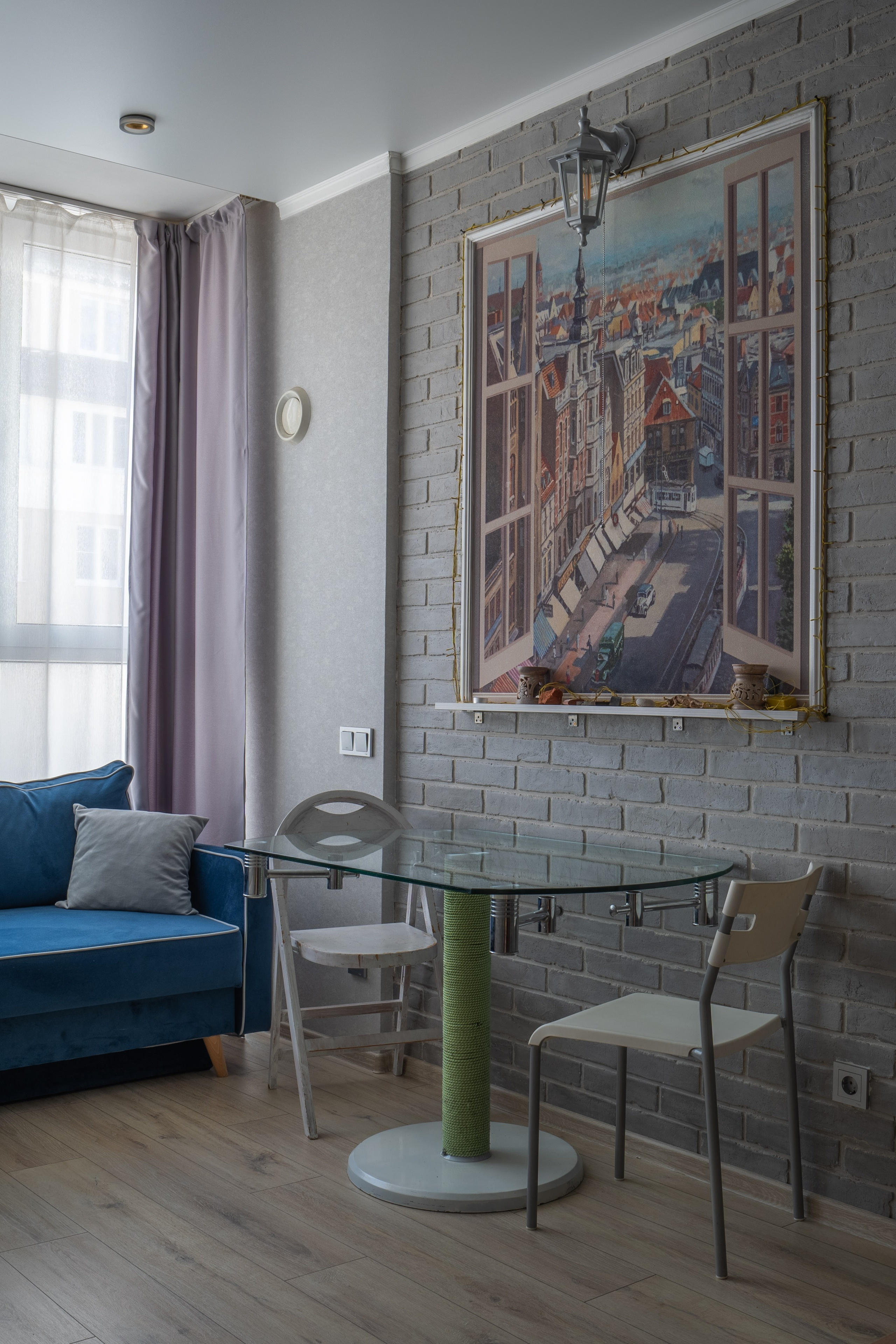 Интерьер гостинной с кирпичной стеной и окном из фотообоев.