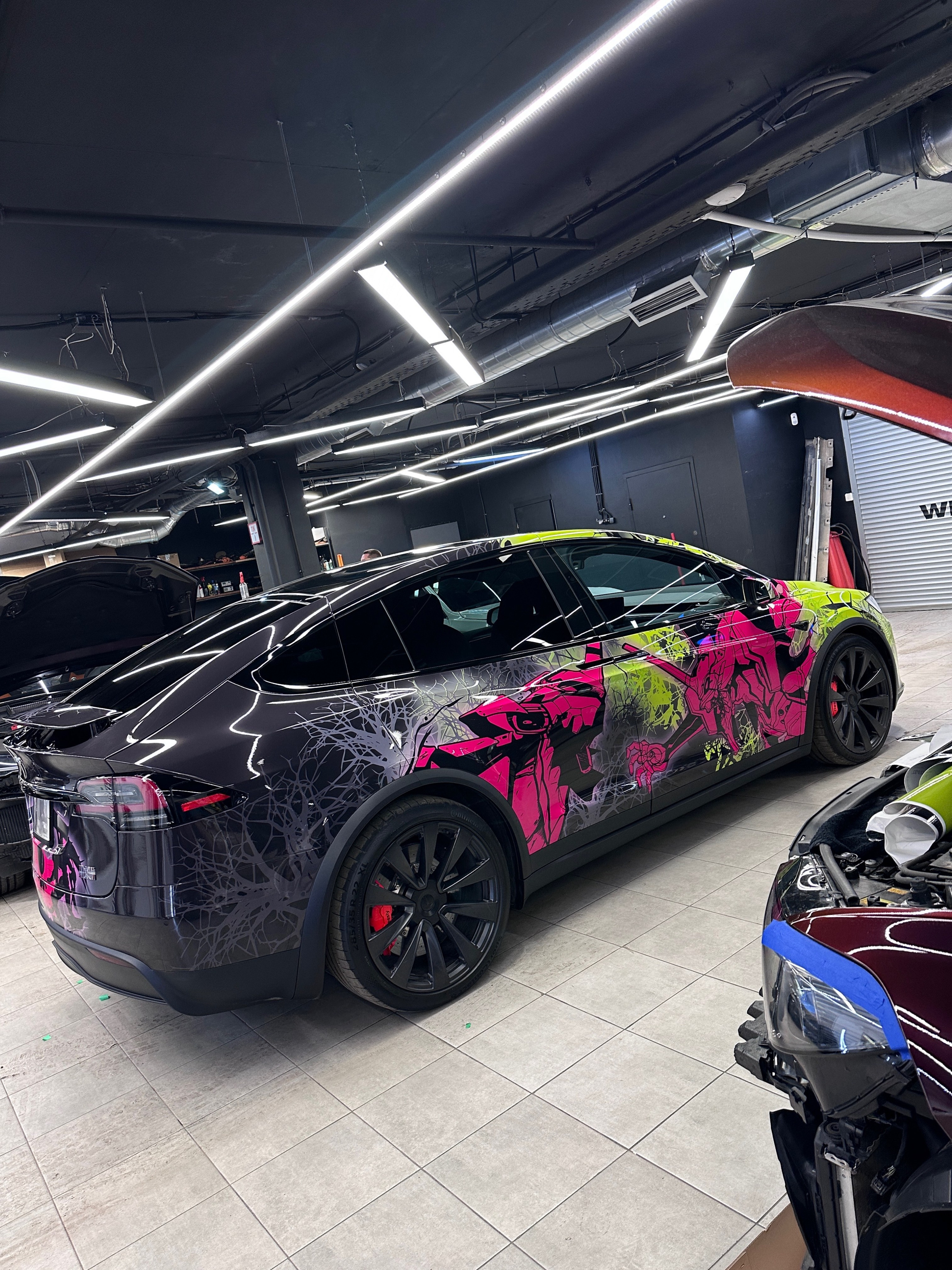 Винилография на Tesla Model S Plaid. Студия дизайна и оклейки авто Barmaley Design