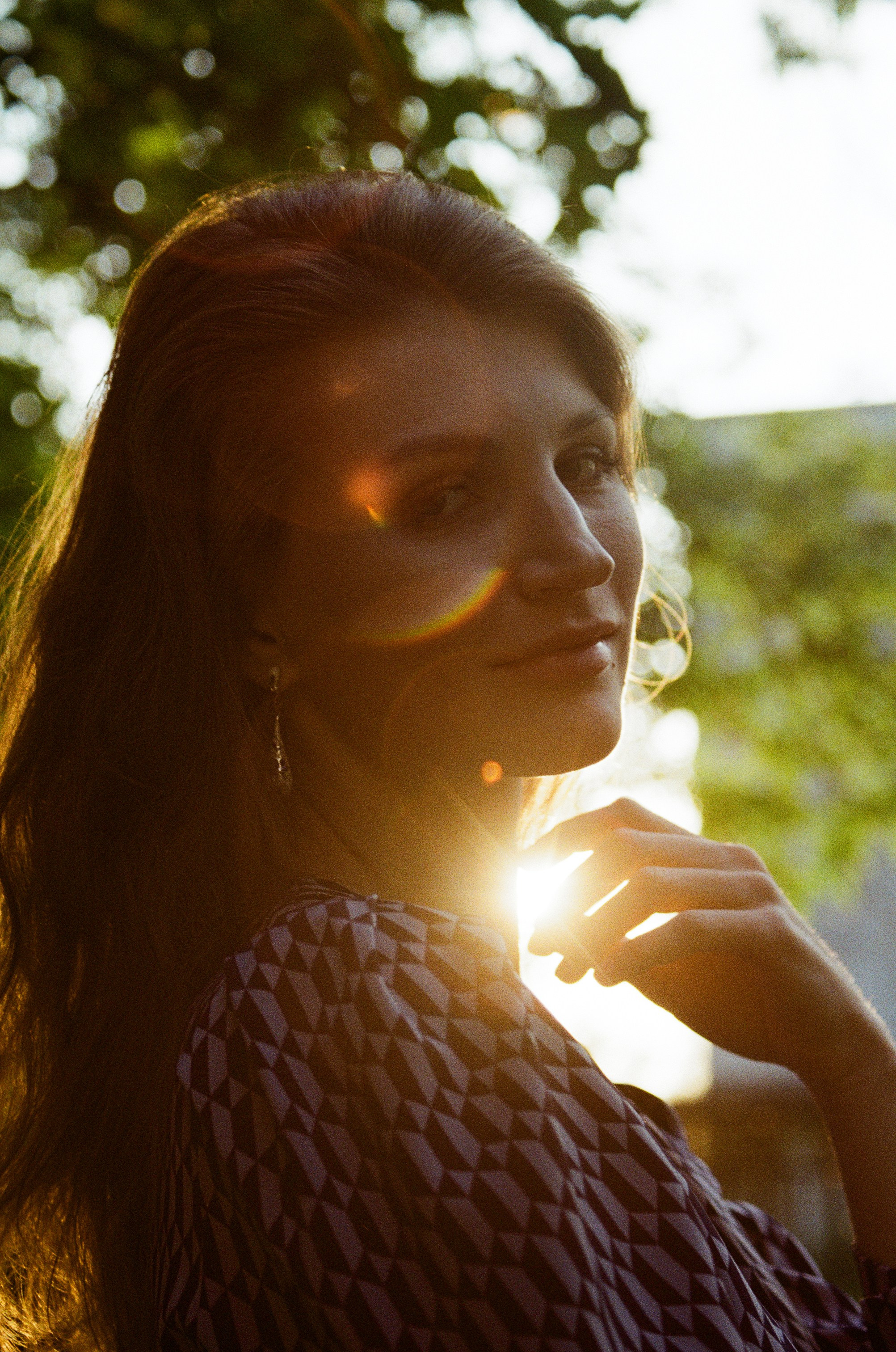 Портрет красивой девушки в лучах заката, контровой свет