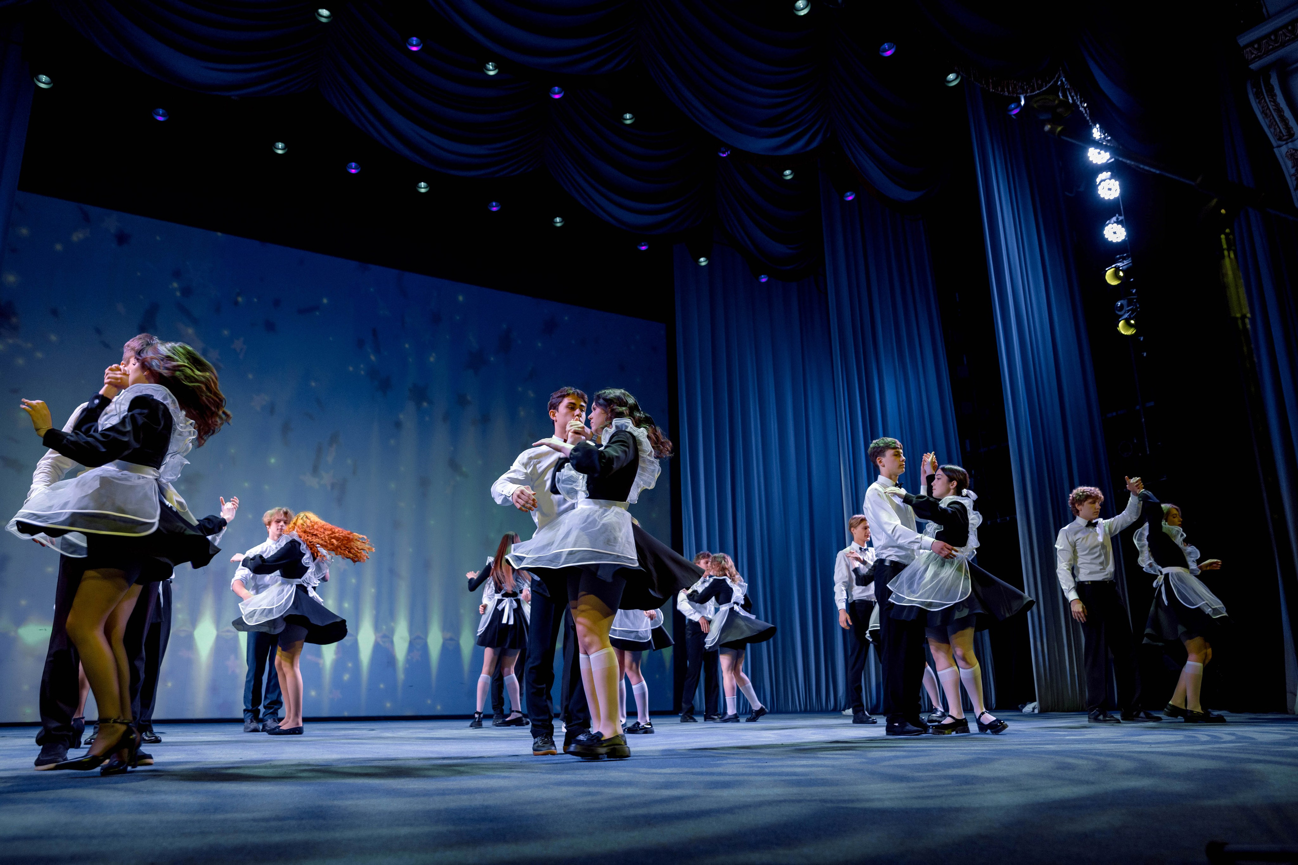 Гимназия 25 — последний звонок (Драм Театр). Свадебный фотограф Иркутск, репортажный фотограф Иркутск