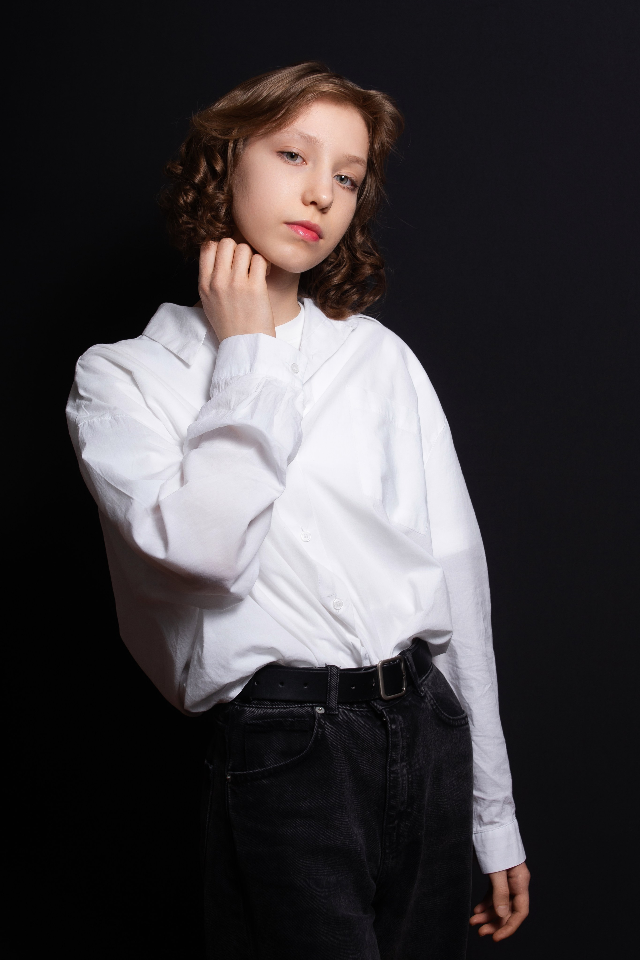 Портретная фотосессия для учеников 9 класса на чёрном фоне | Школьный фотограф Николай Богатырёв | Твой альбом / Твои правила. ТВОЙ АЛЬБОМ / ТВОИ ПРАВИЛА