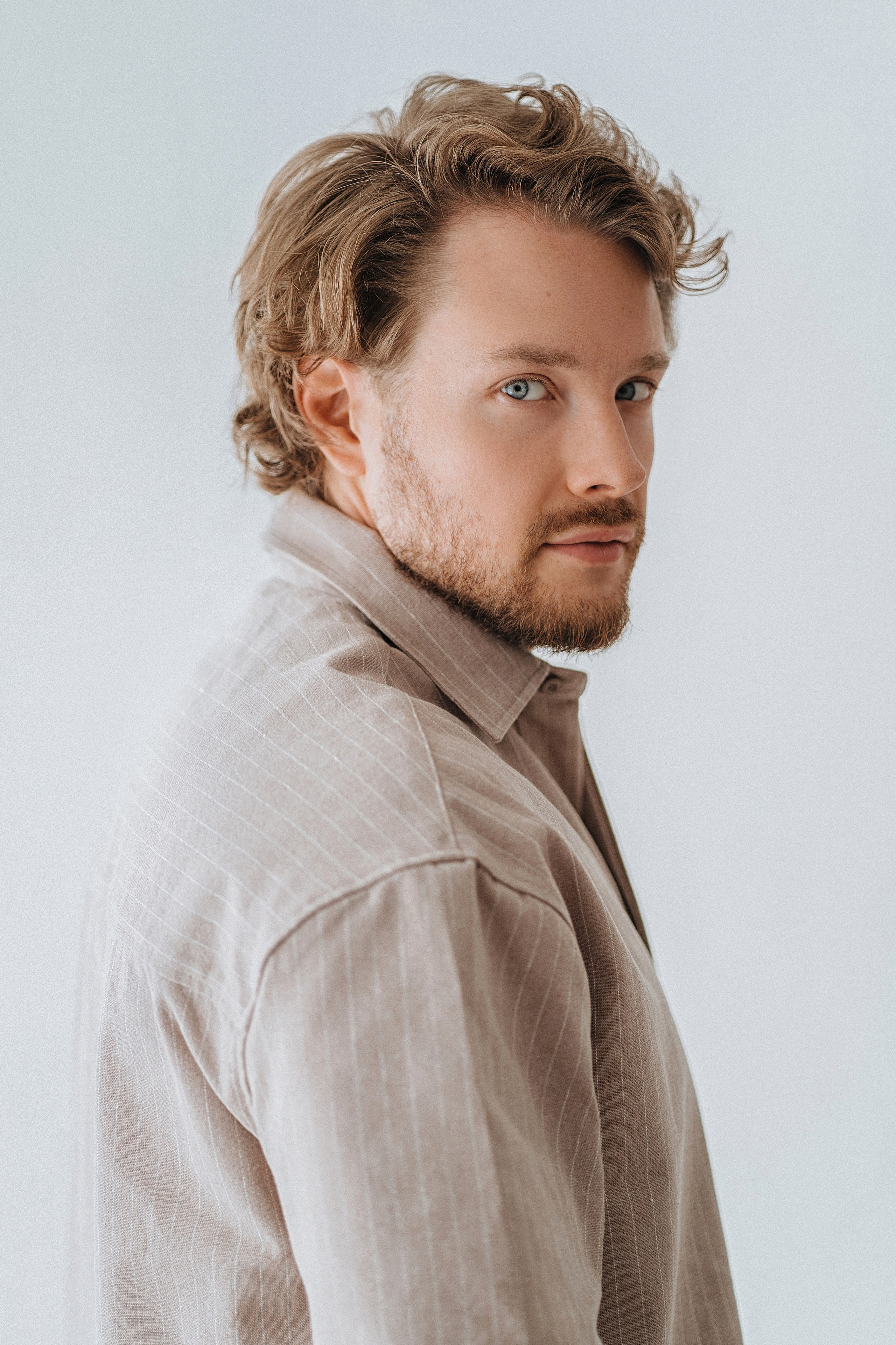 Мягкое мужское фото, простой красивый портрет мужчины