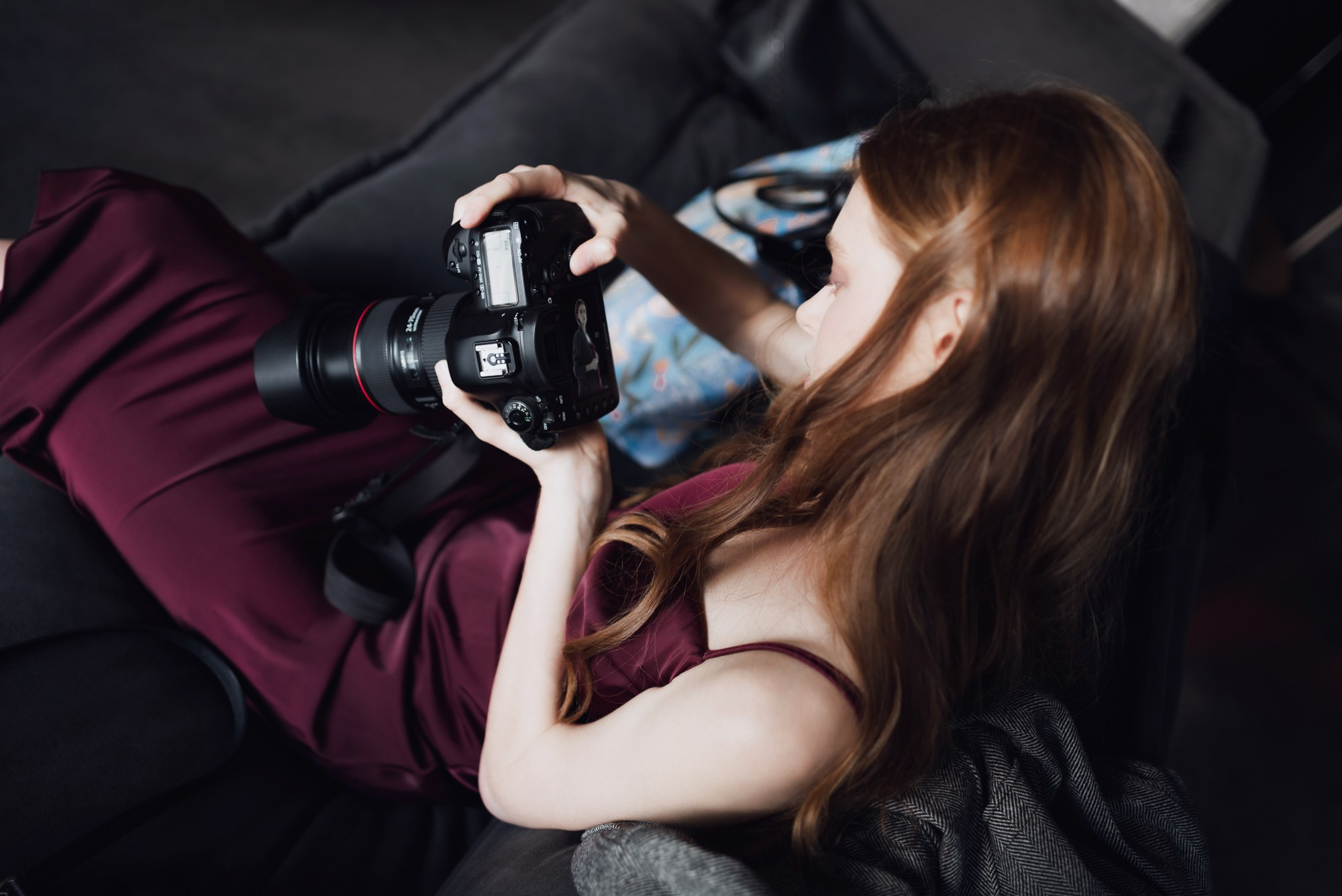 модель и фотоаппарат