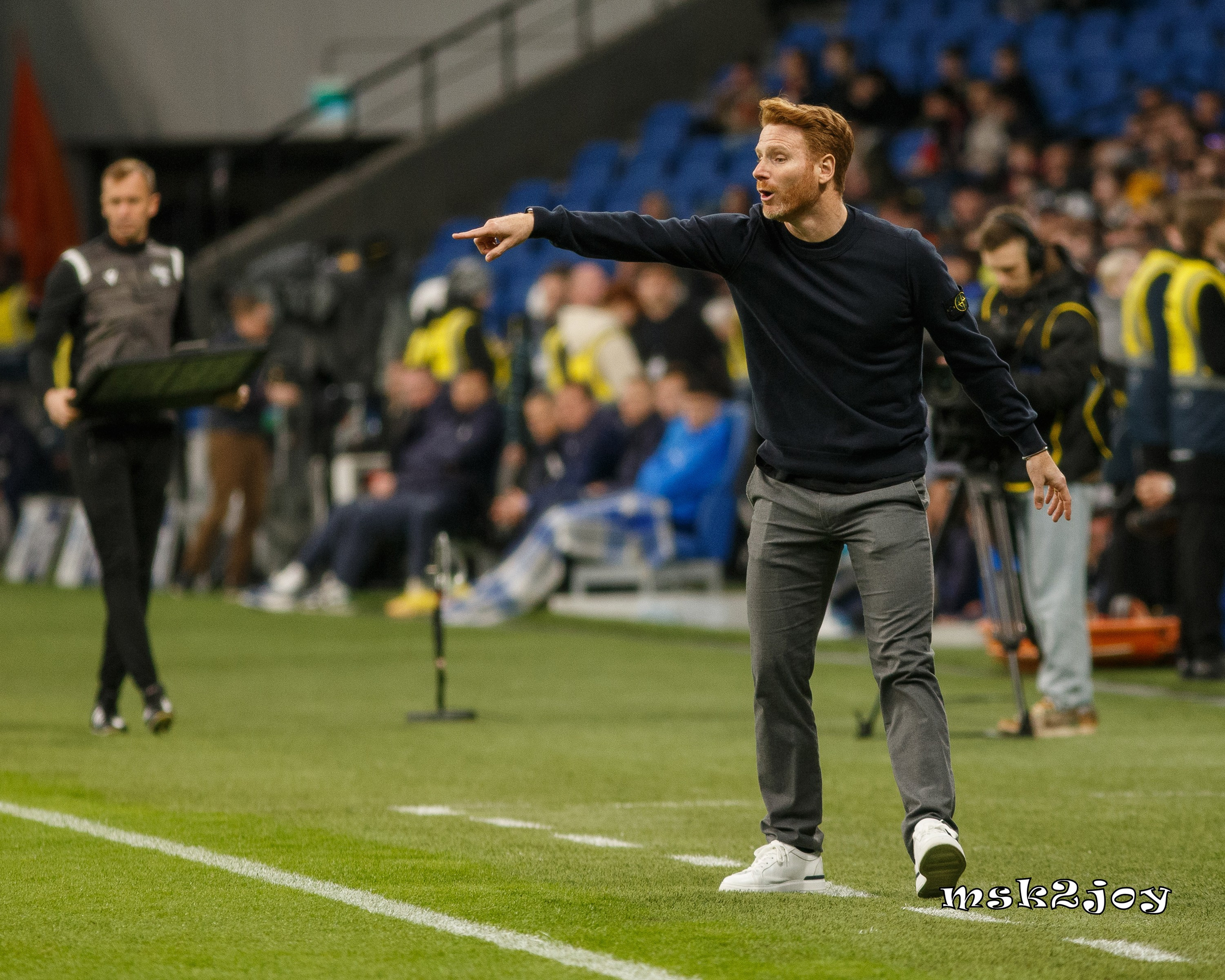 Главный тренер футбольного клуба Спартак Москва Гильермо Перес Абаскаль руководит игрой из технической зоны. Фотограф - Михаил Тоцкий.