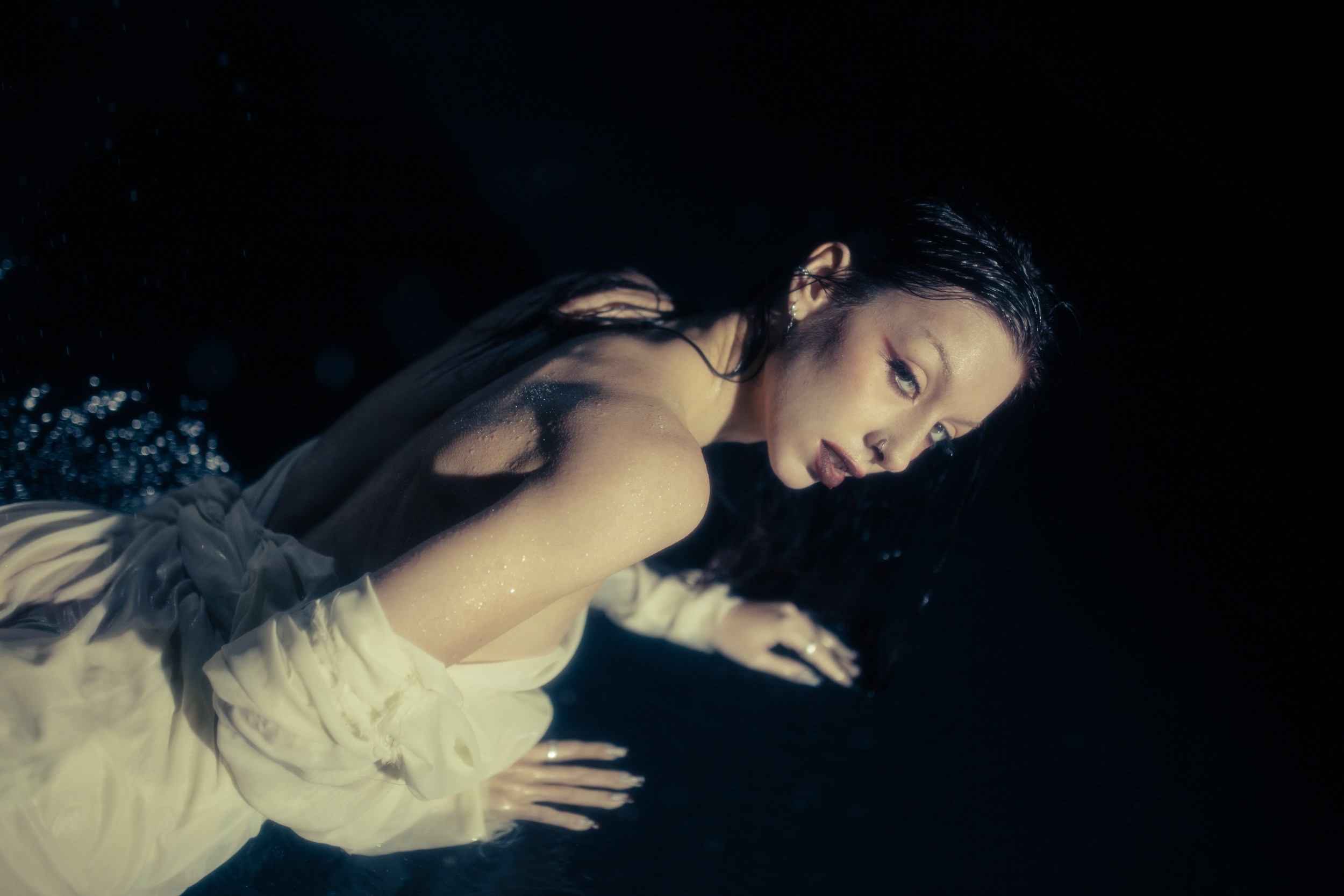 Девушка в платье под дождем