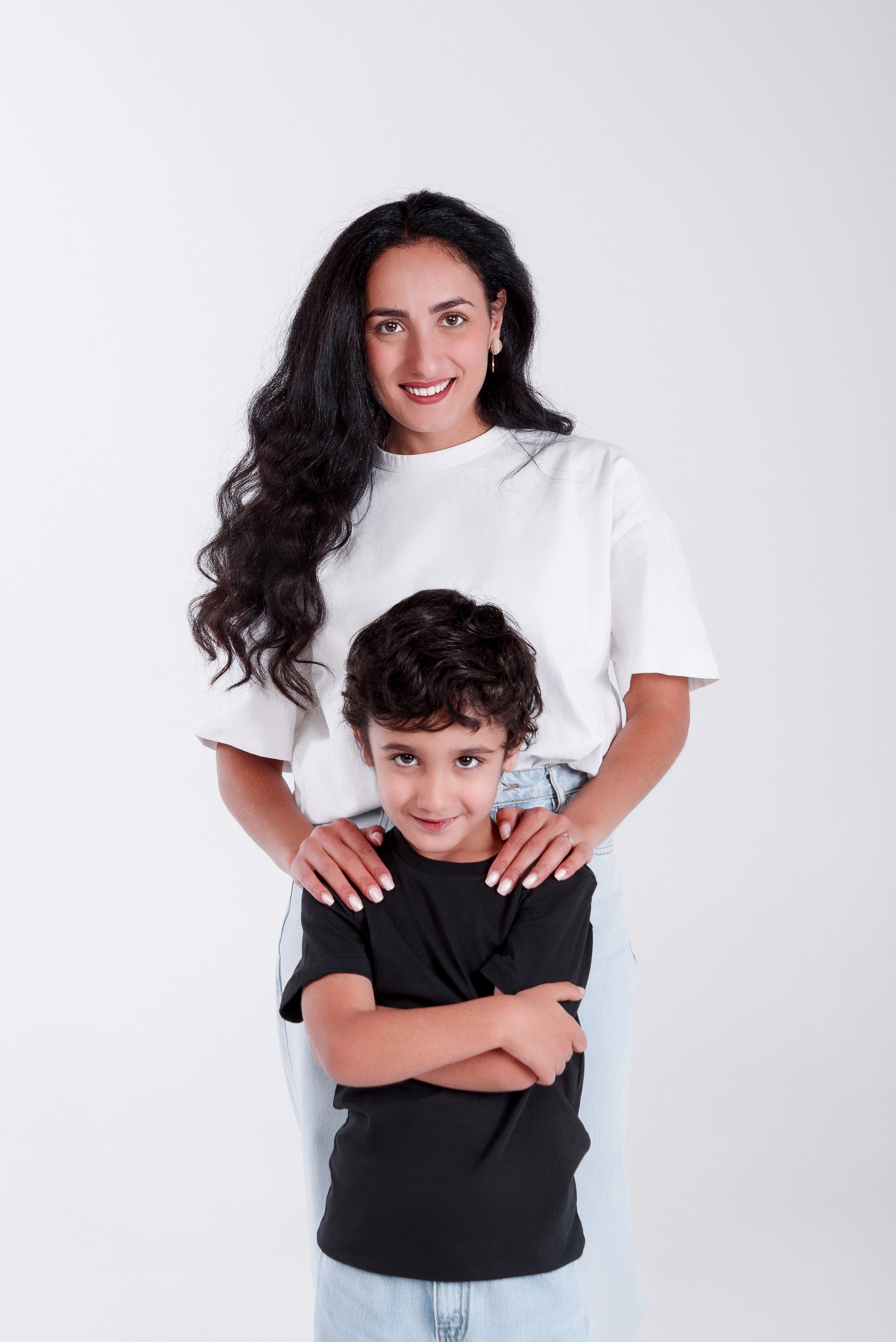 Мама с ребёнком. Студийная фотосессия на циклораме, на белом фоне. Сочи