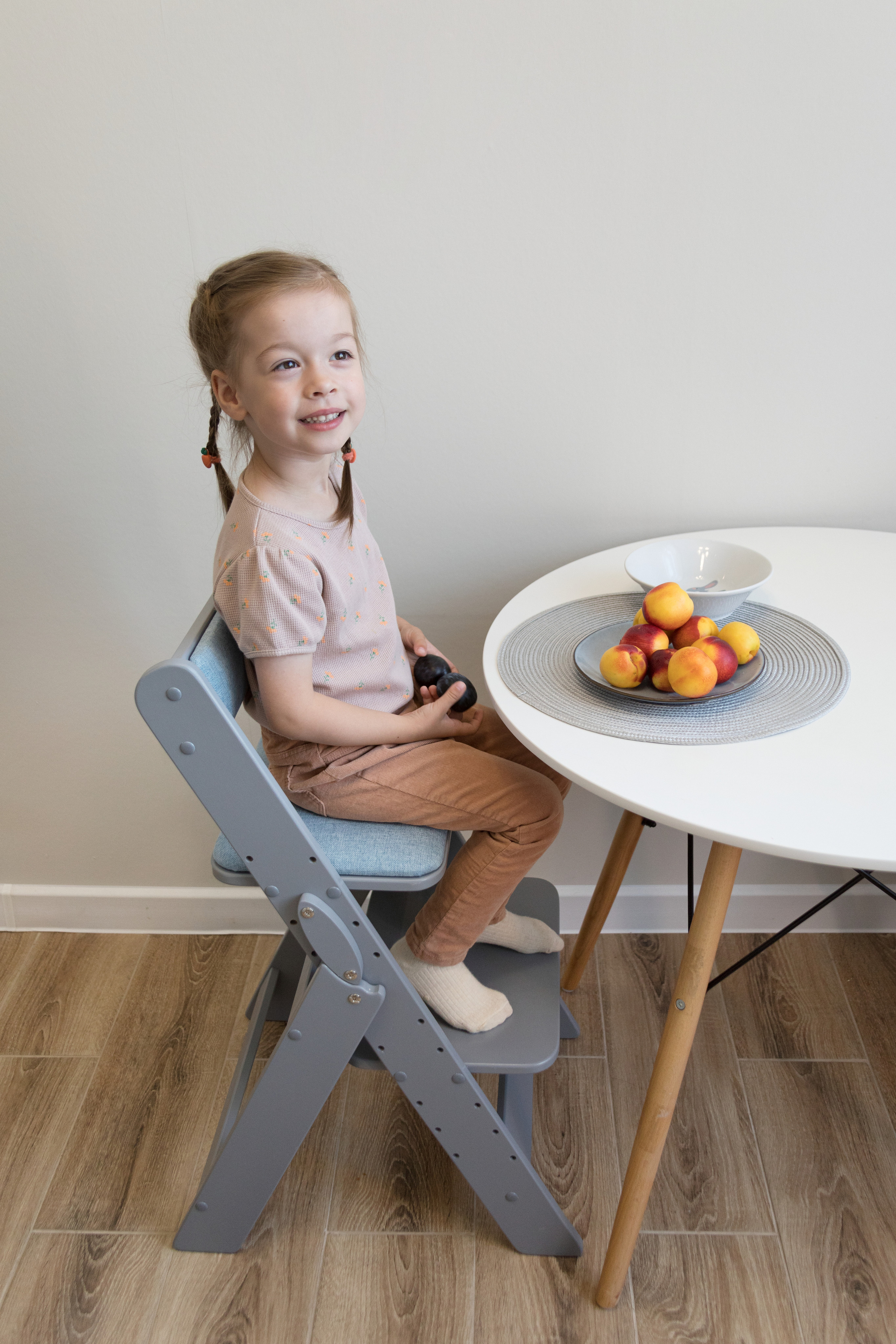 Съемка растущих стульев бренд smart wood toys. Детский и контент фотограф Надя Волкова Санкт-Петербург