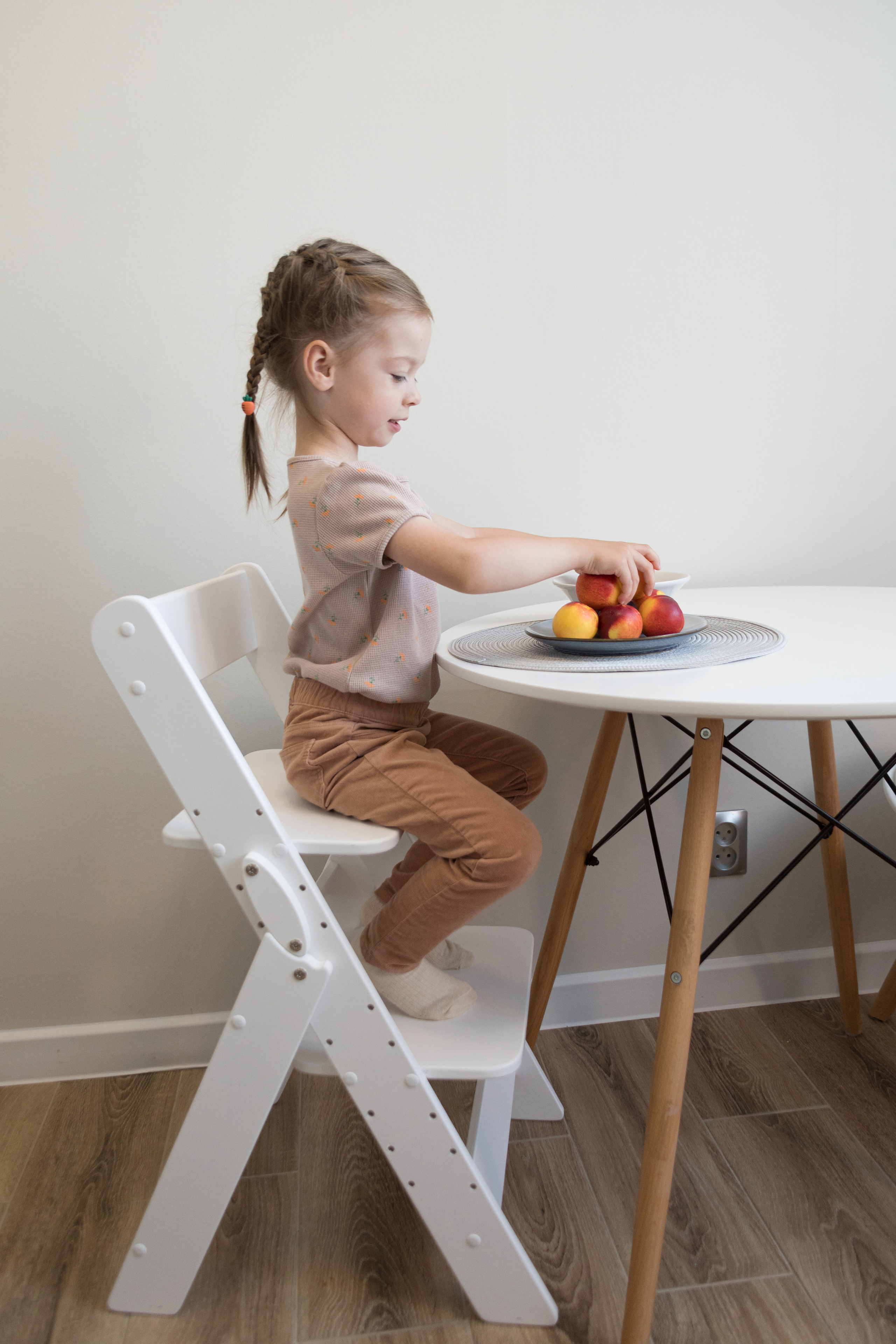 Съемка растущих стульев бренд smart wood toys. Детский и контент фотограф Надя Волкова Санкт-Петербург