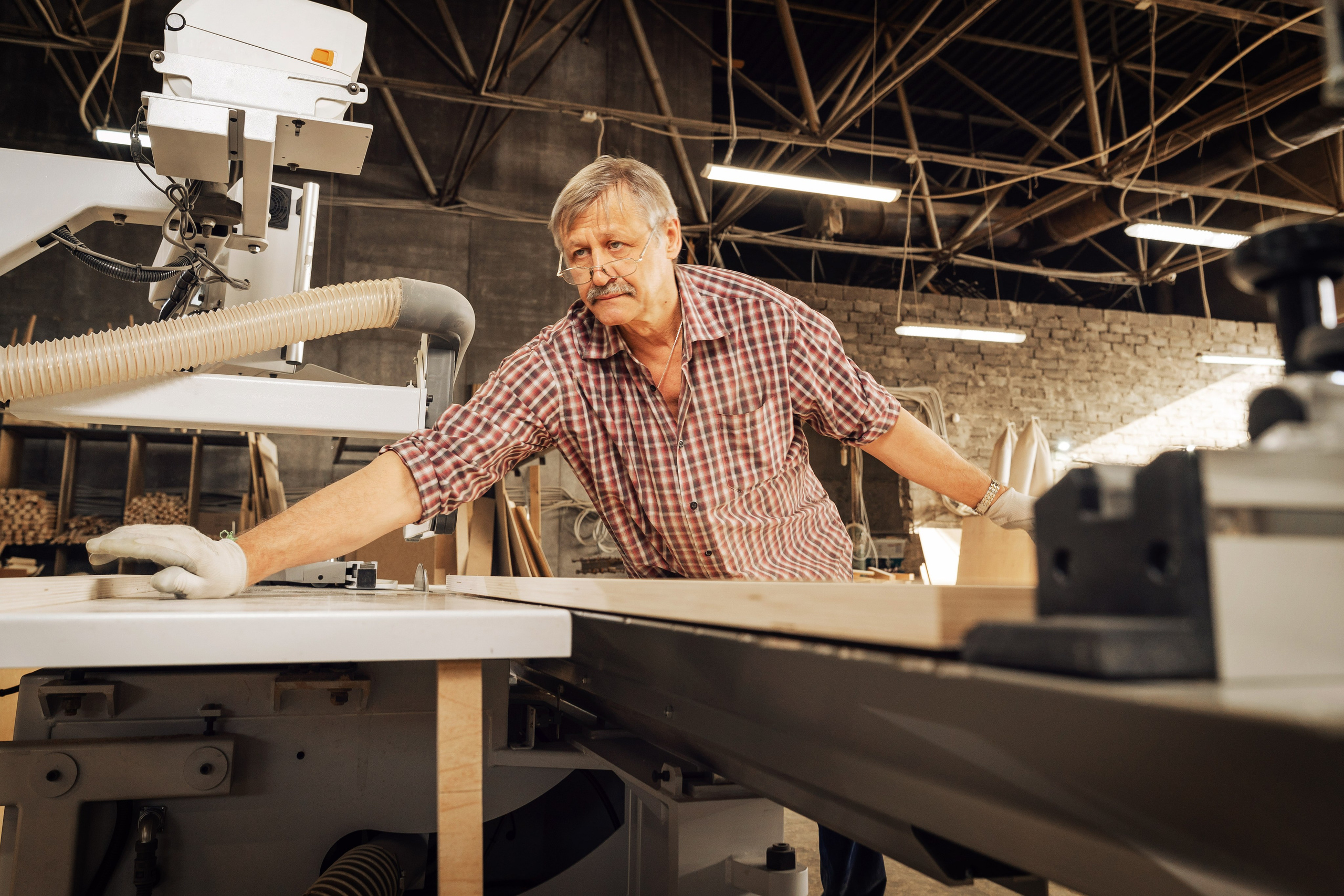Высококвалифицированный специалист за раскрой фанеры