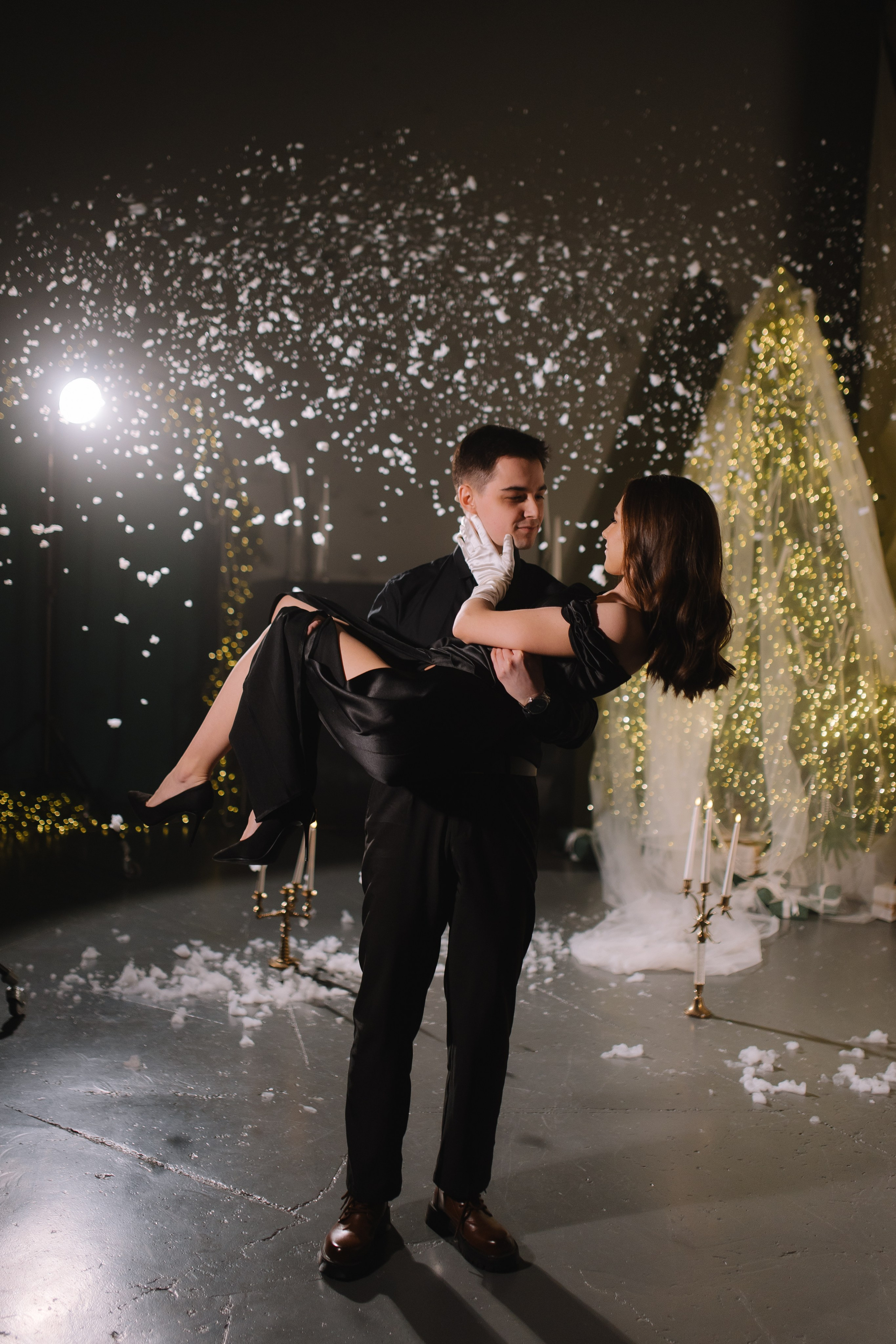 Зимняя фотосессия пары с падающим снегом при свечах. Фотограф и видеограф в Мурманске, Москве Екатерина Нечаева