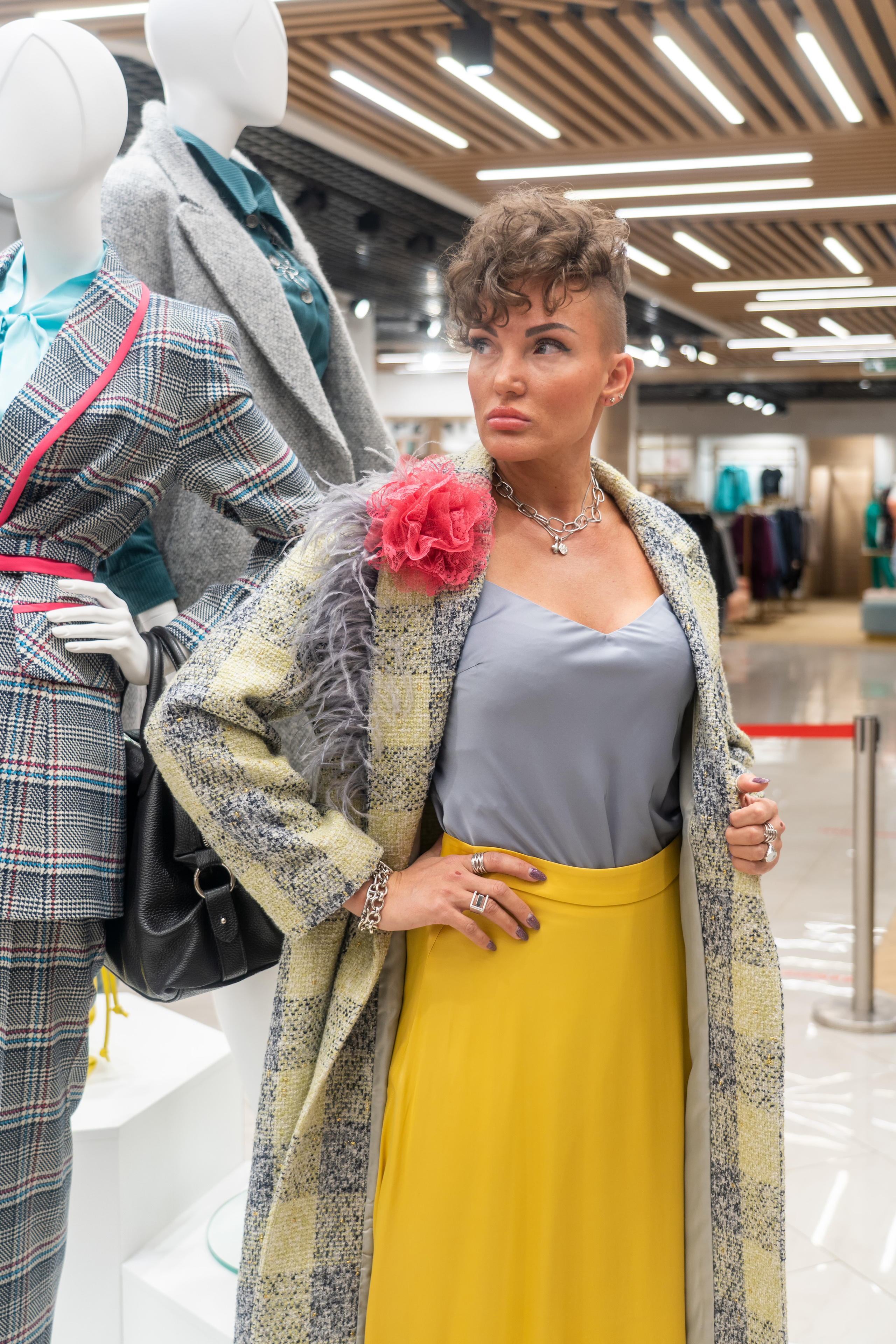 В магазине одежды. Photomantis