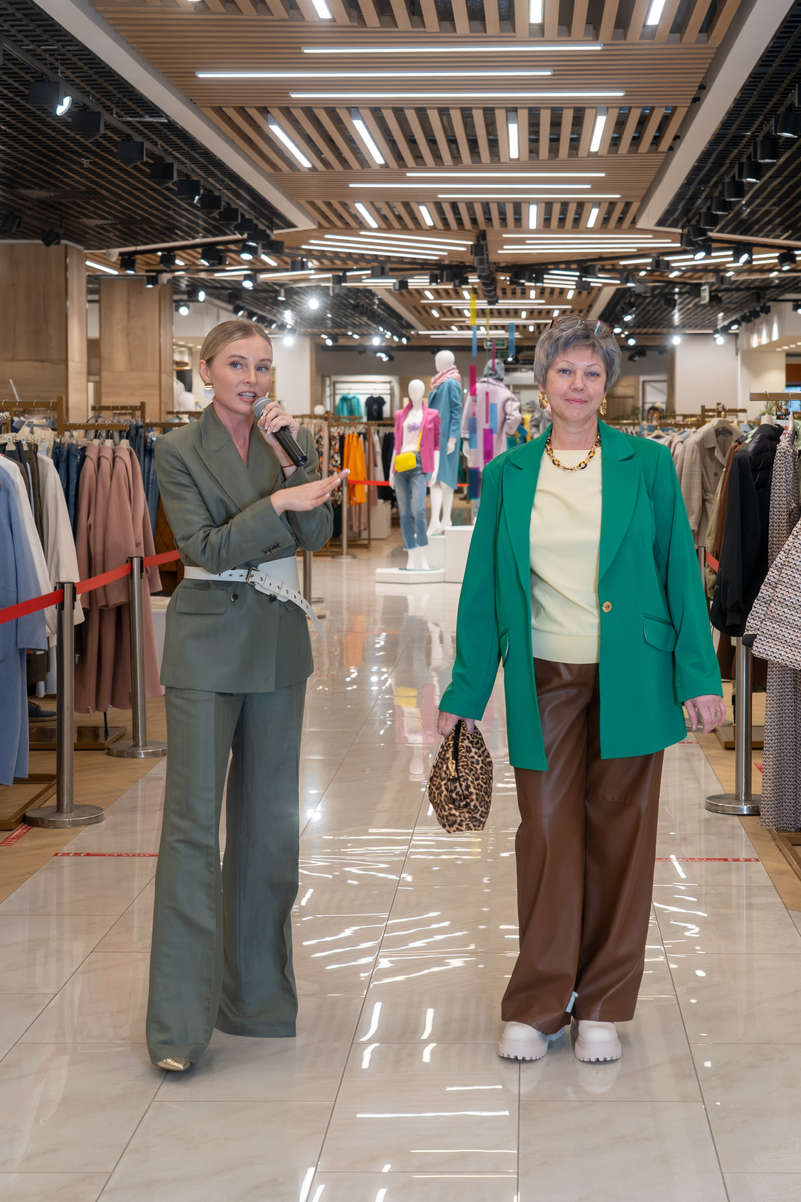 В магазине одежды. Photomantis