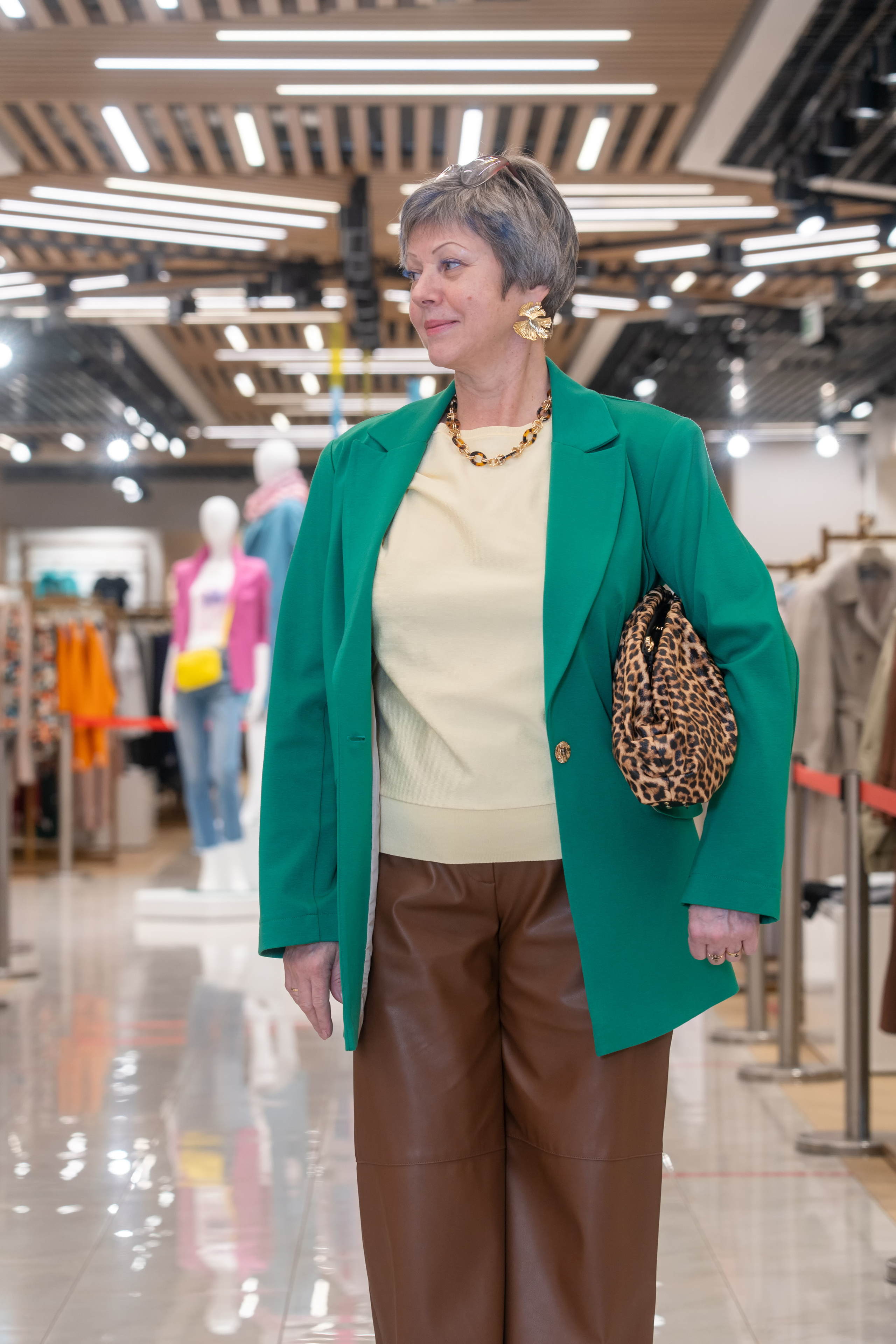 В магазине одежды. Photomantis