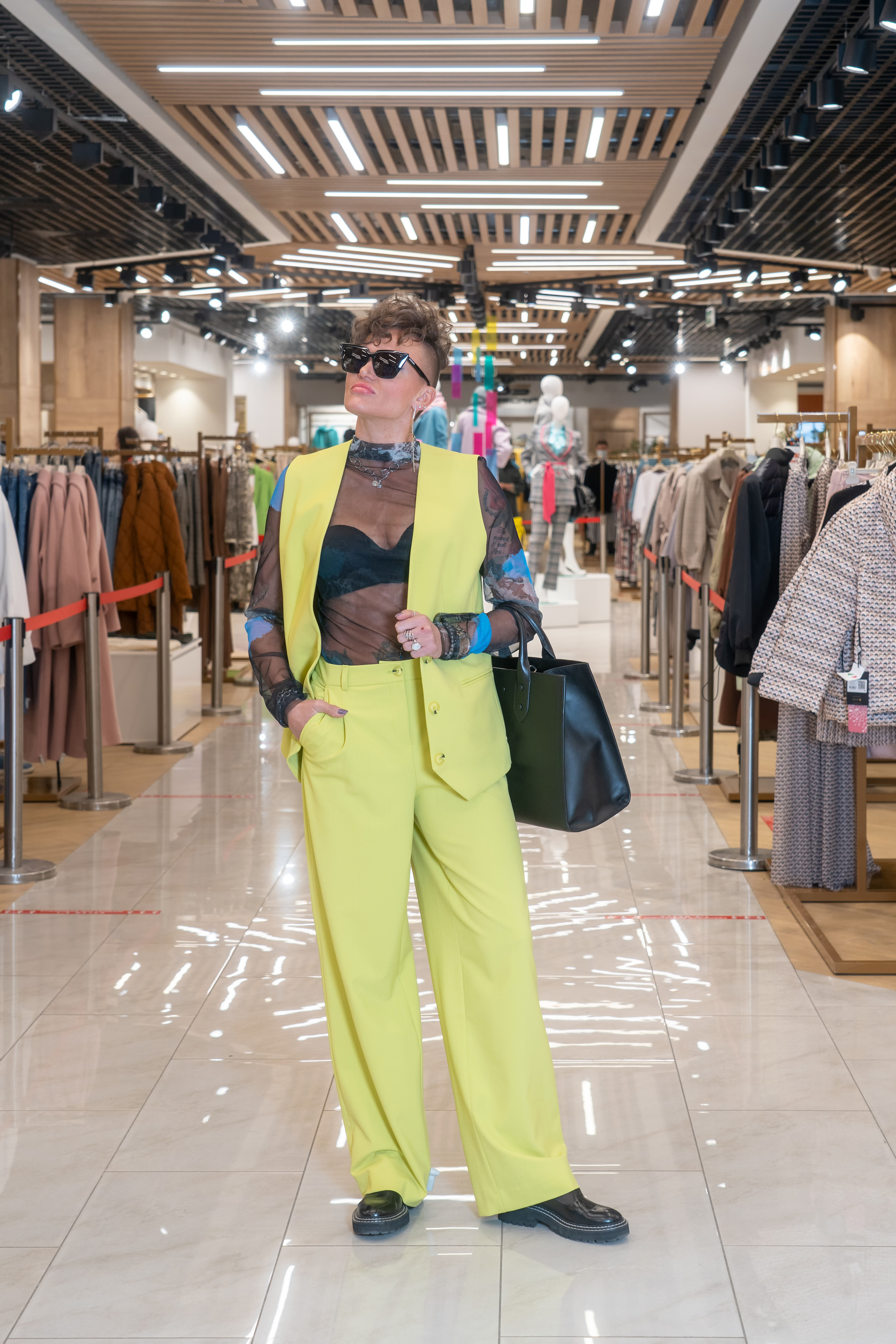 В магазине одежды. Photomantis