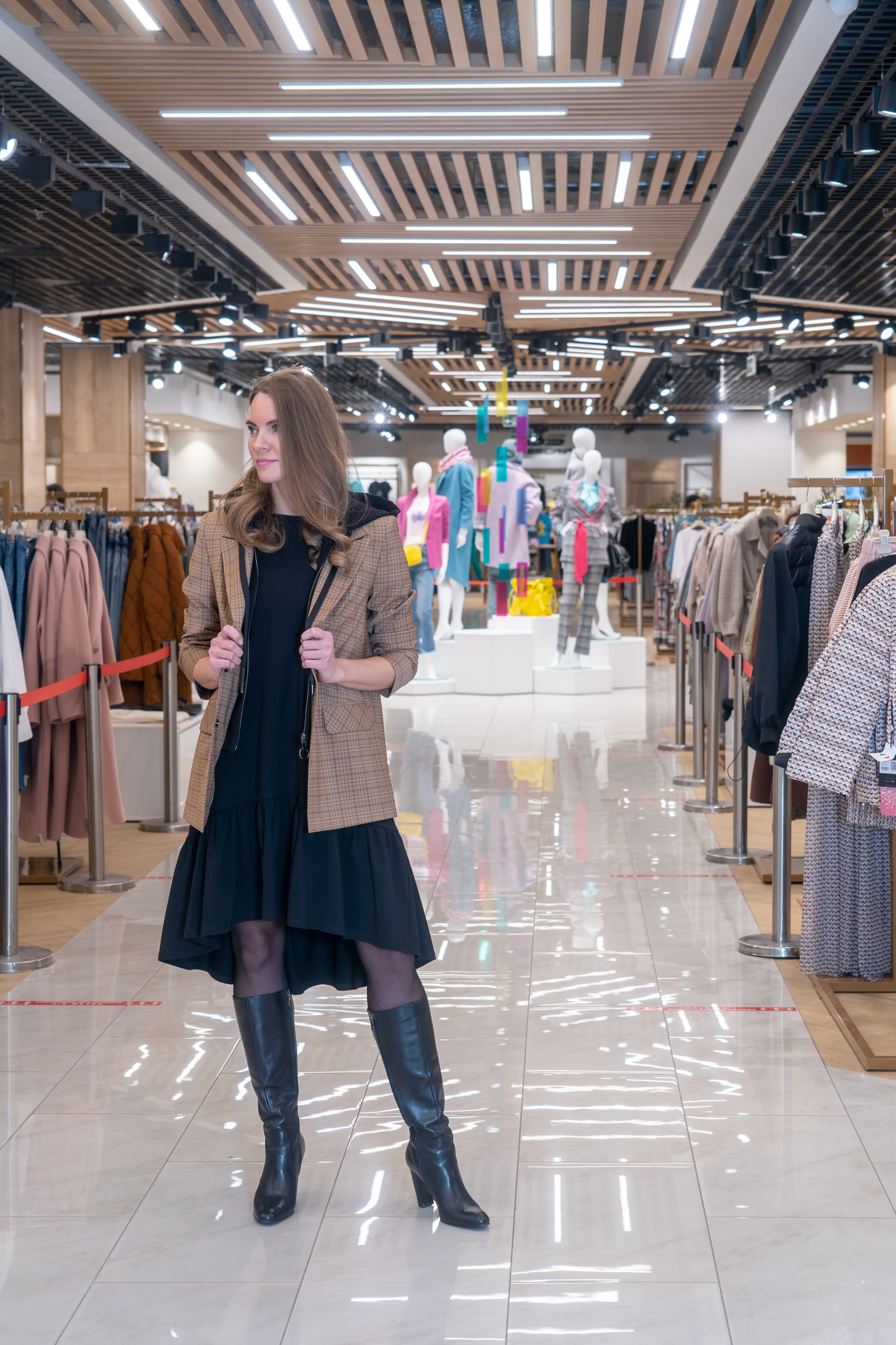 В магазине одежды. Photomantis