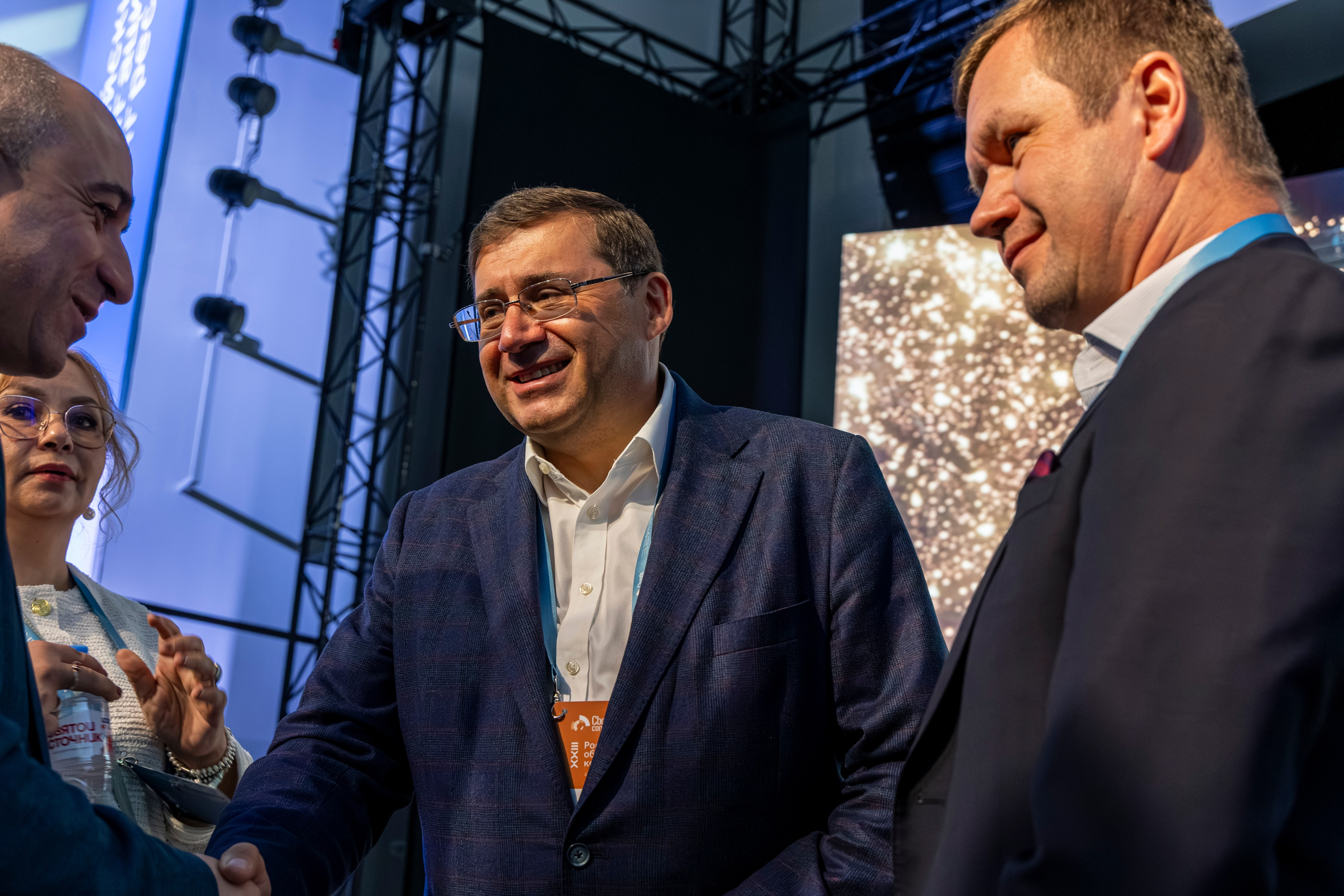 Рукопожатие после сделки: момент договорённости, эмоции.