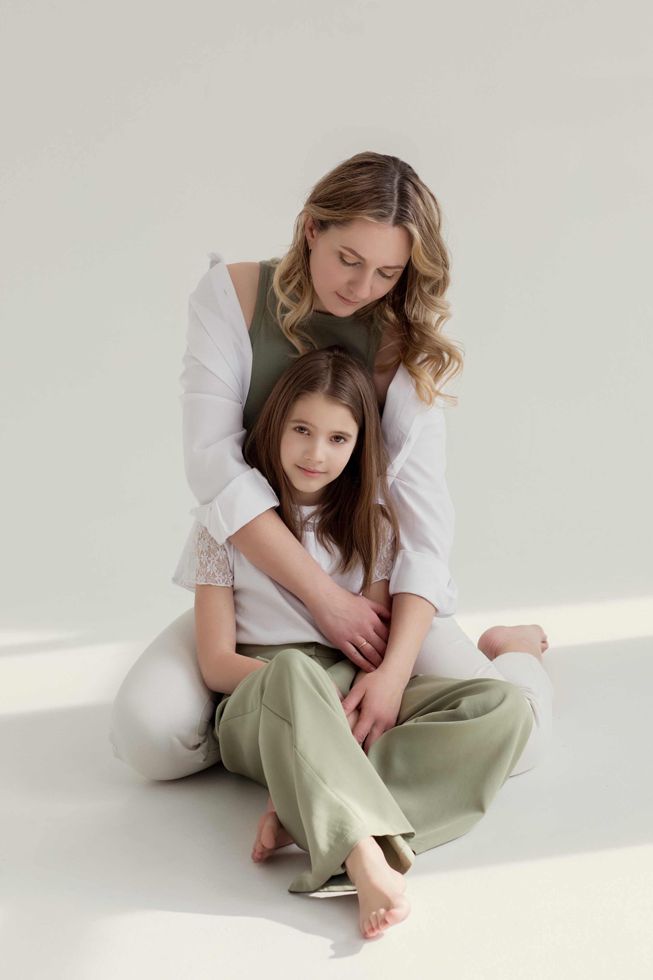 Мама и дочь в фотостудии