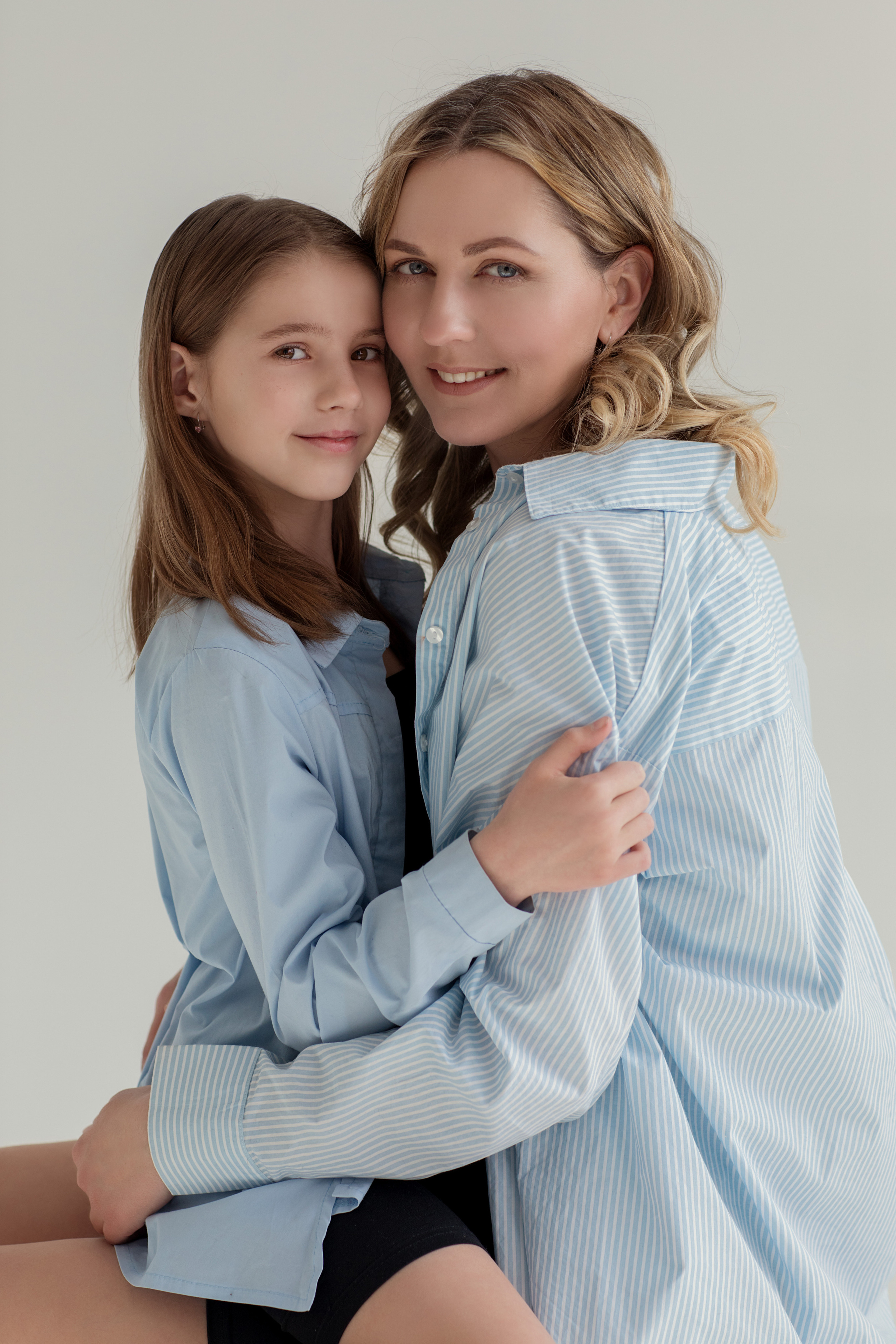 Мама обнимает ребенка