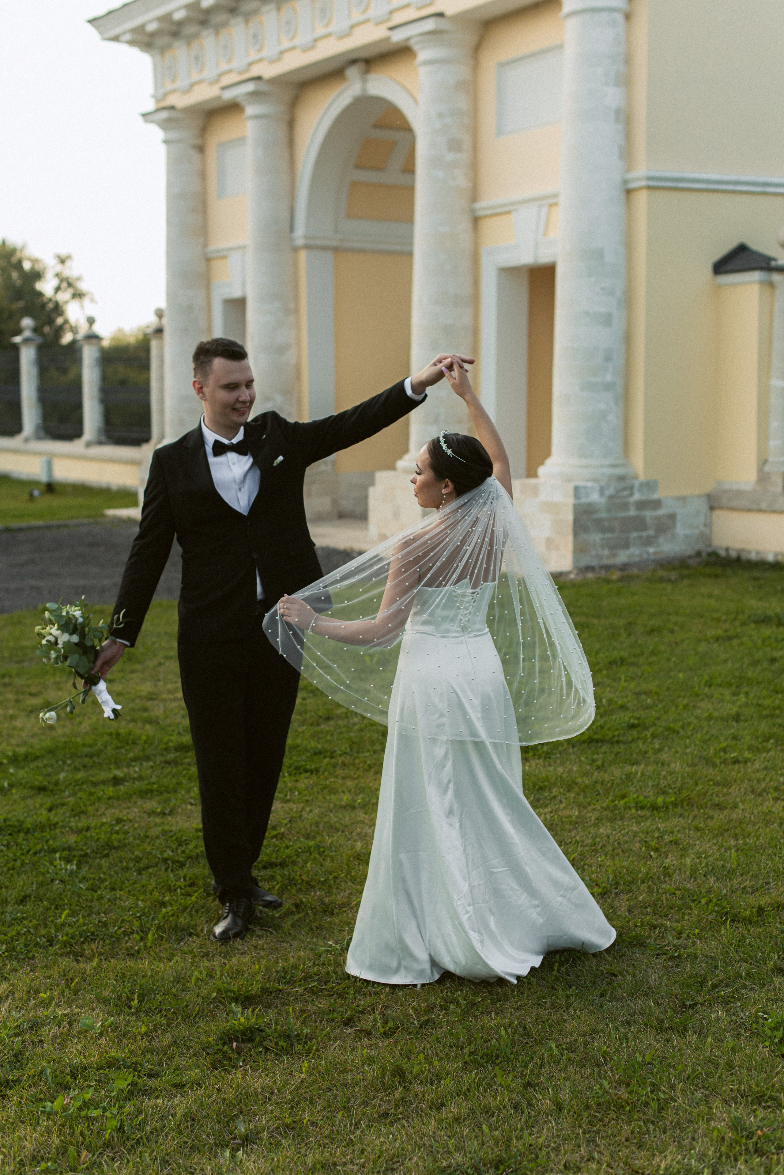 Свадебная пара у триумфальных въездных ворот Усадьбы Гребнево