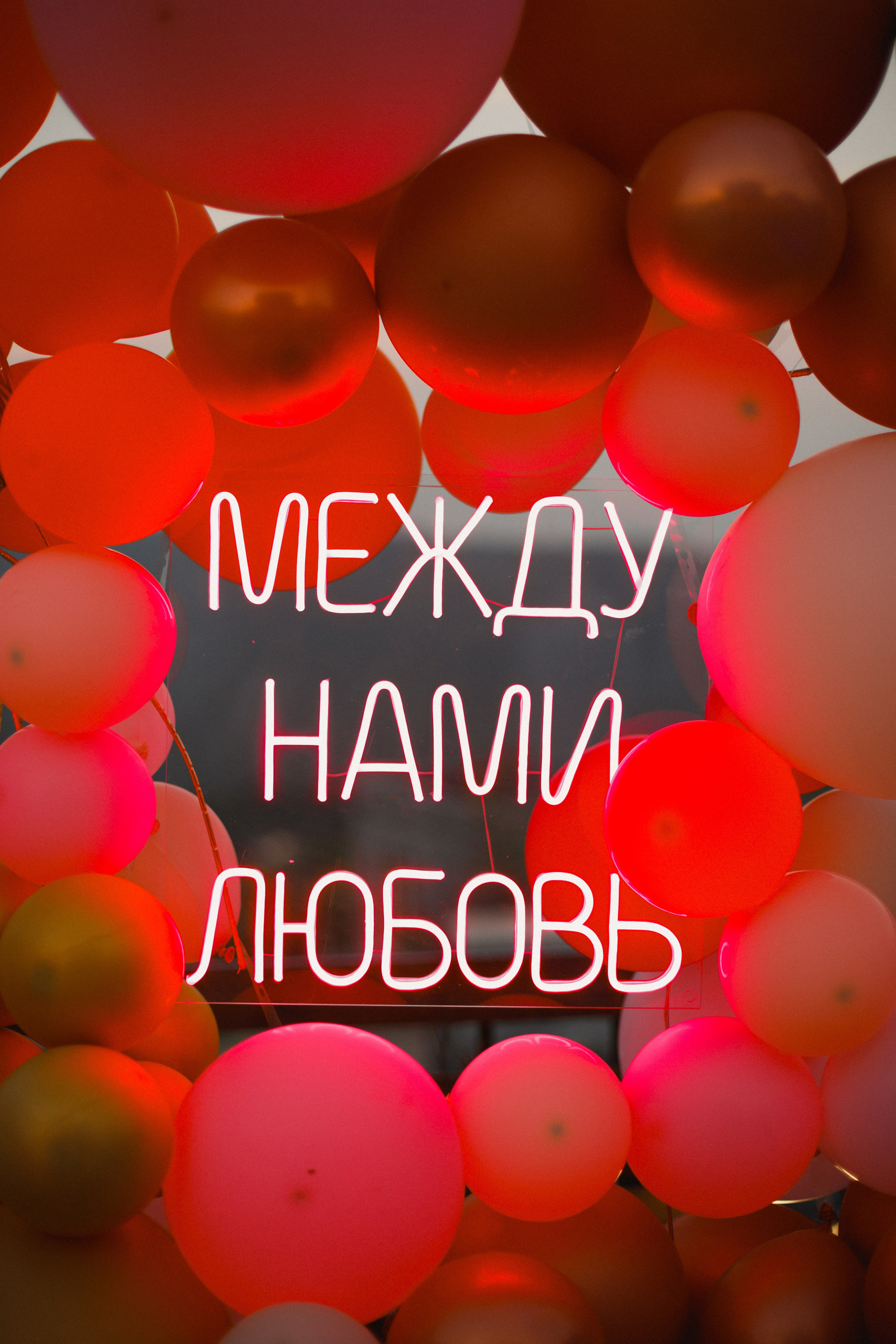 Фотосессия вечеринки у бассейна с видом на горы. Свадебный, репортажный и портретный фотограф Сочи, Краснодар. Александра Зайцева