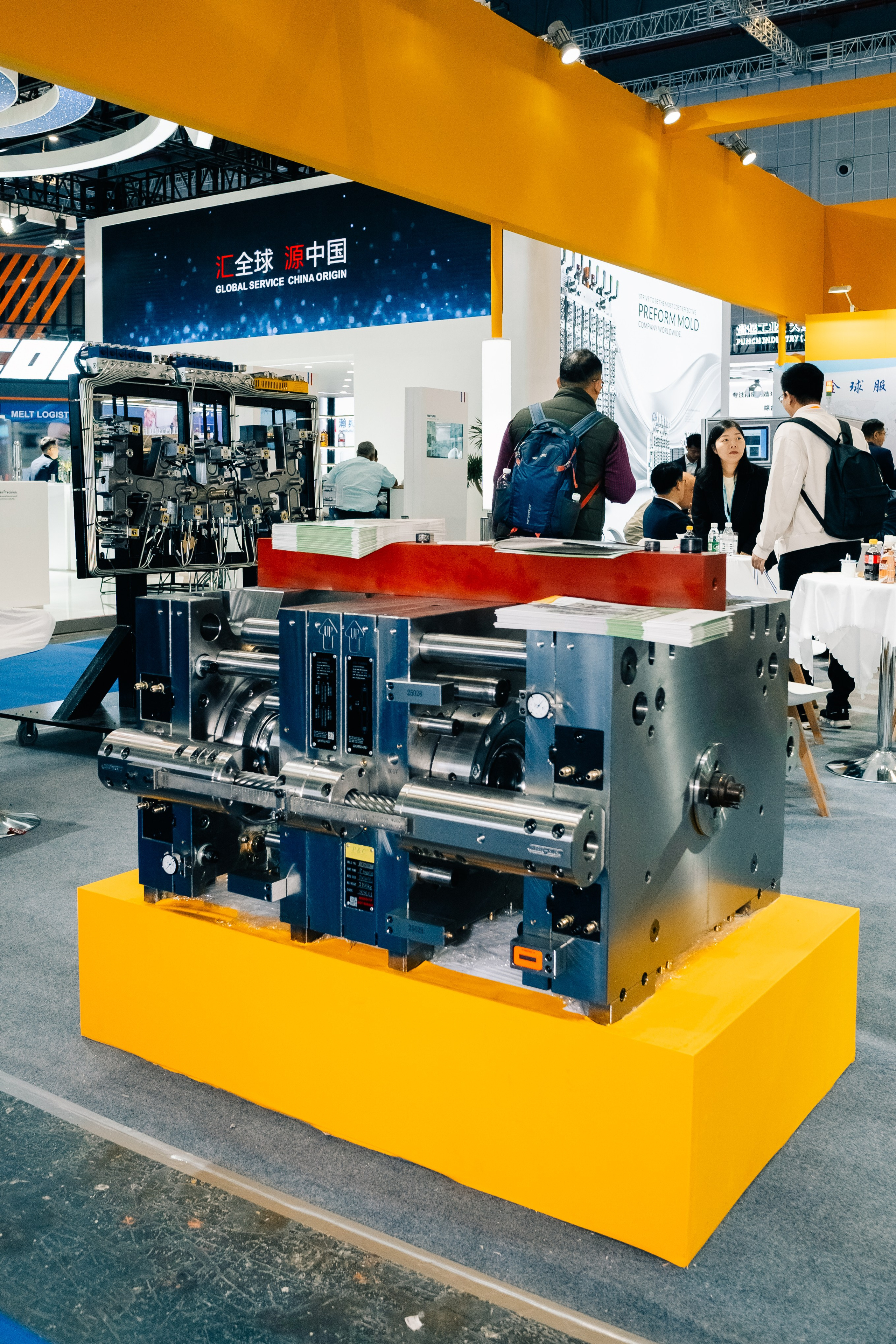 Промышленное оборудование на выставке CHINAPLAS в Шанхае, репортаж с VZLP, работа фотографа в Шанхае.