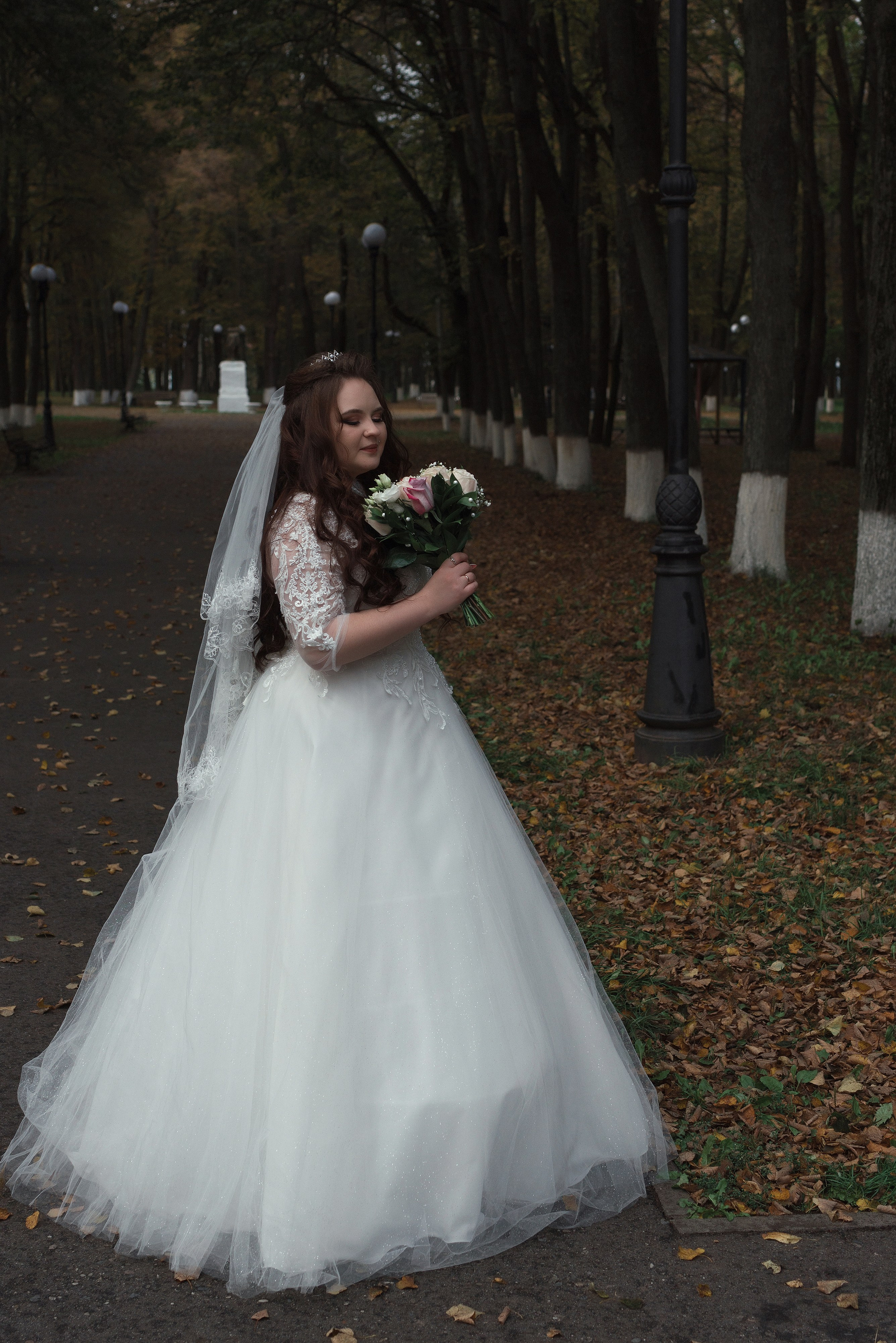 Свадебная фотосессия невесты осенью в парке
