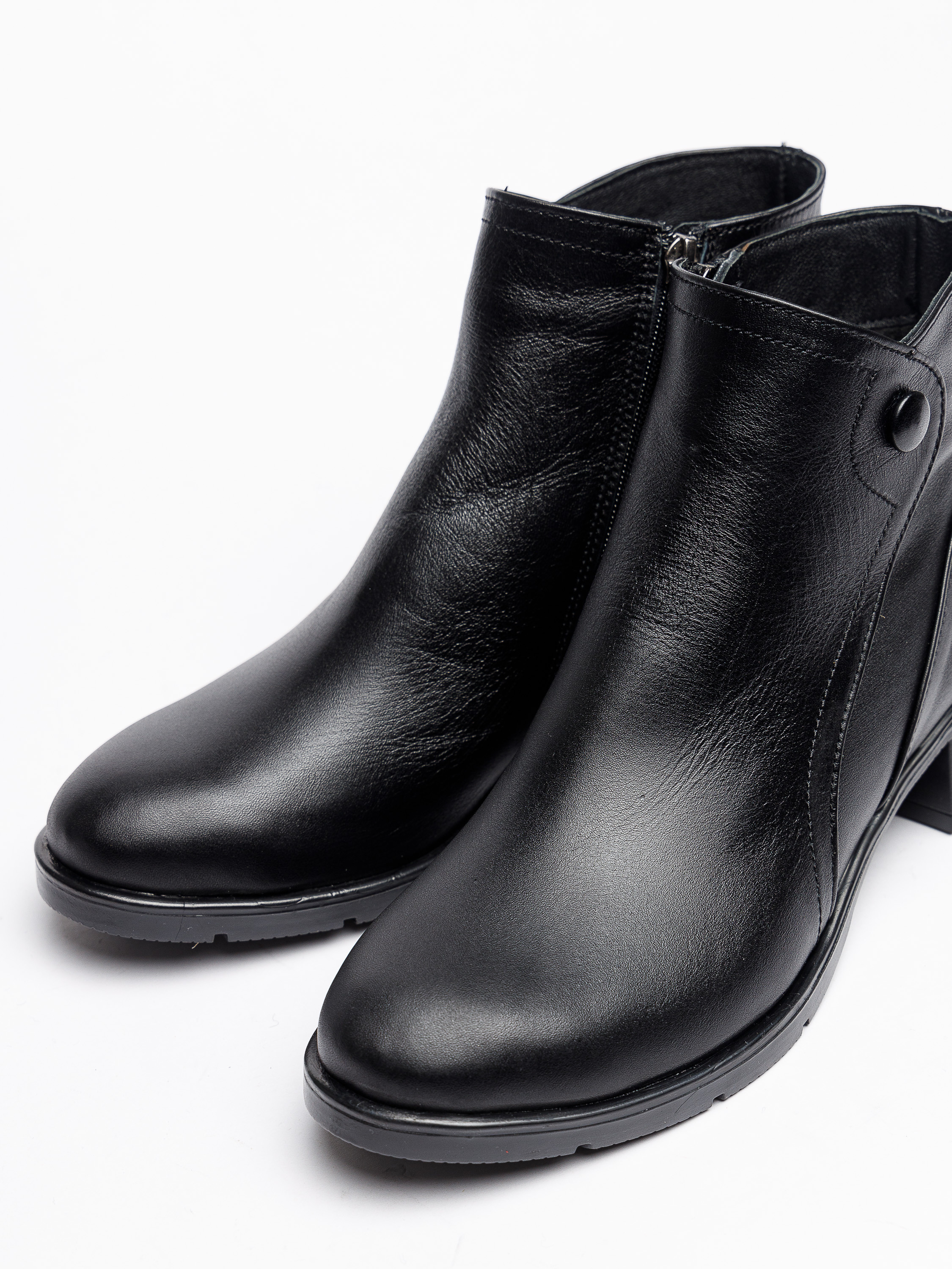 Полуботинки женские черного цвета на белом фоне близко