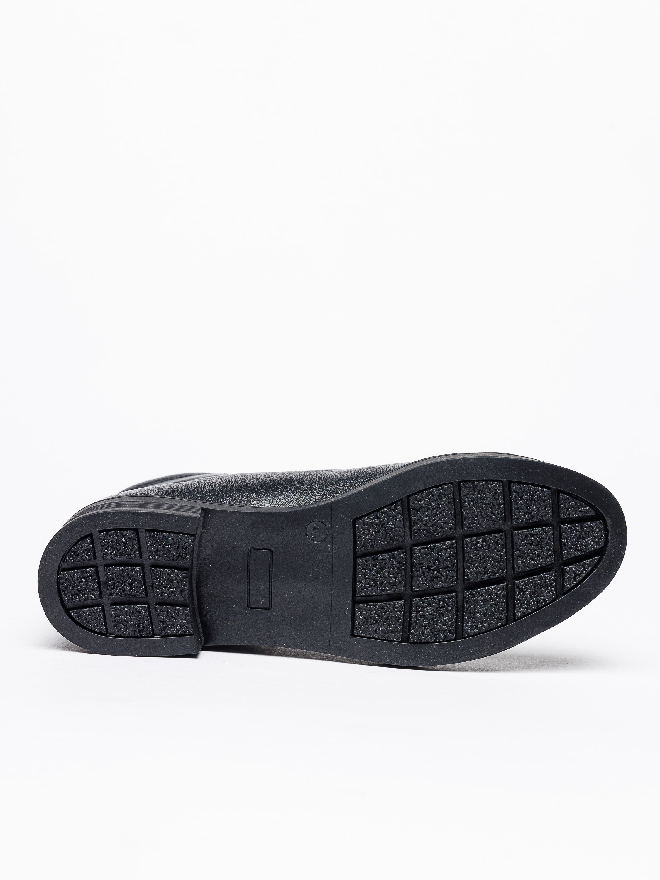 Подошва полуботинка женского черного цвета на белом фоне