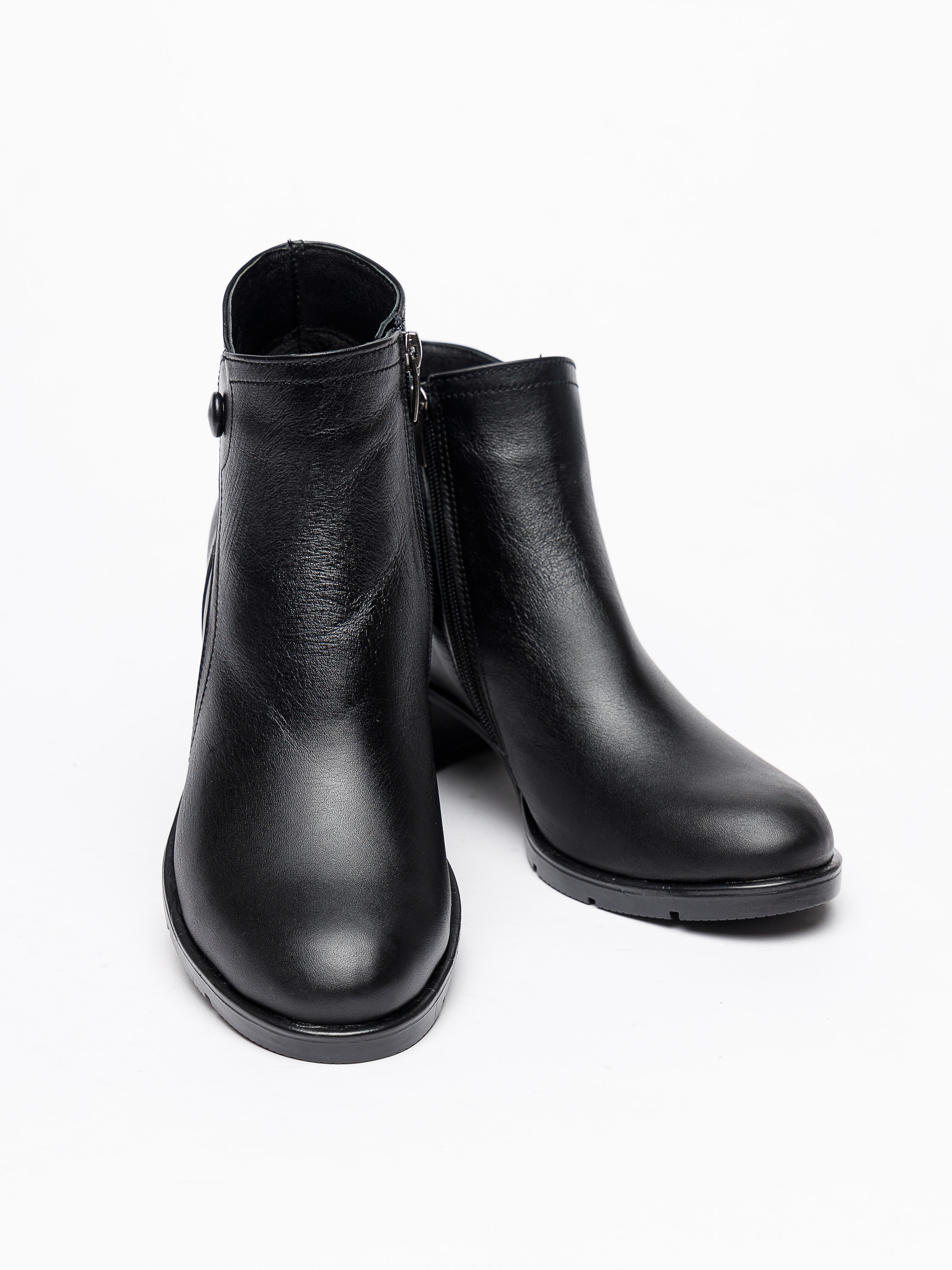 Полуботинки женские черного цвета на белом фоне