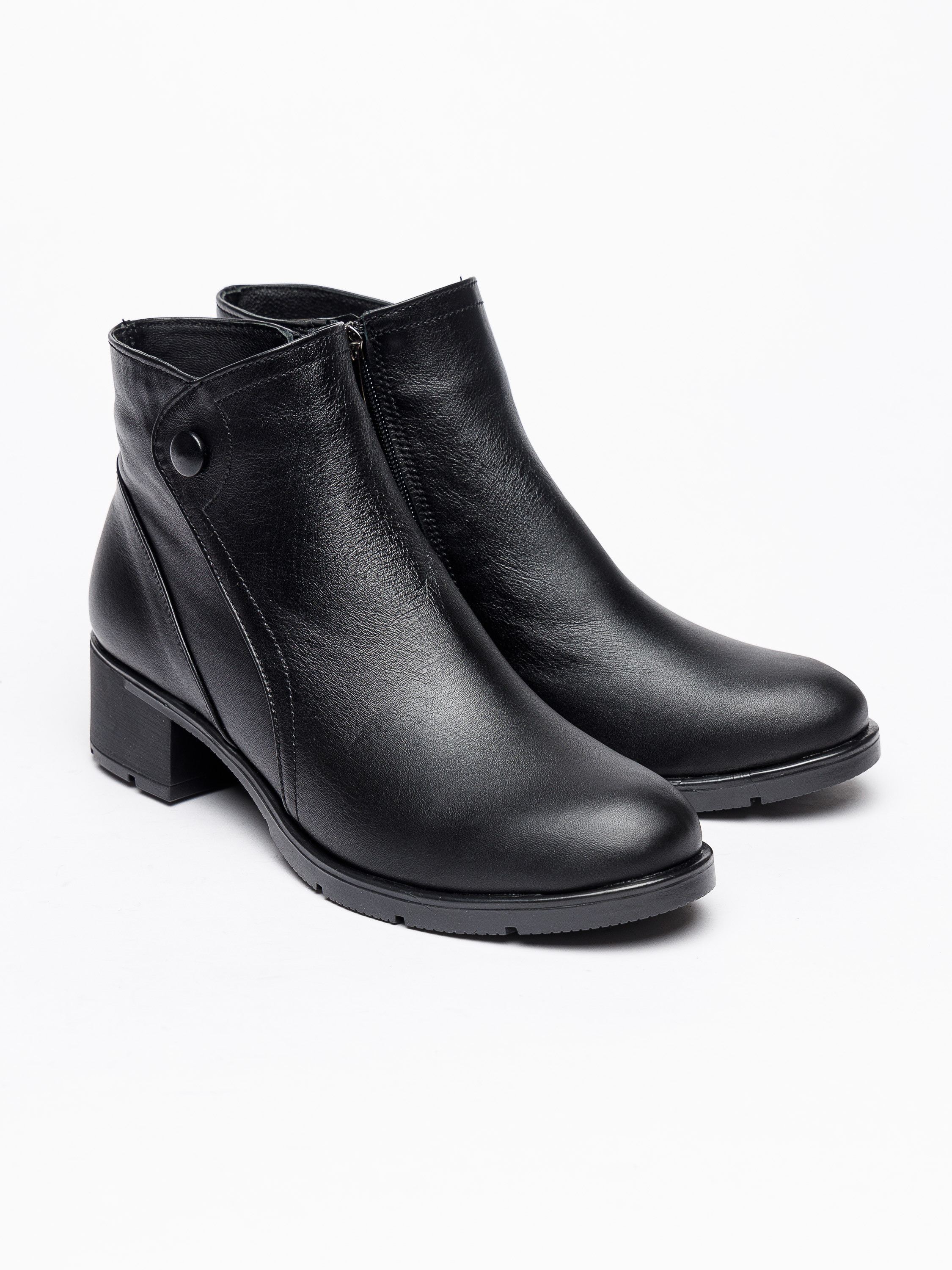 Полуботинки женские черного цвета на белом фоне