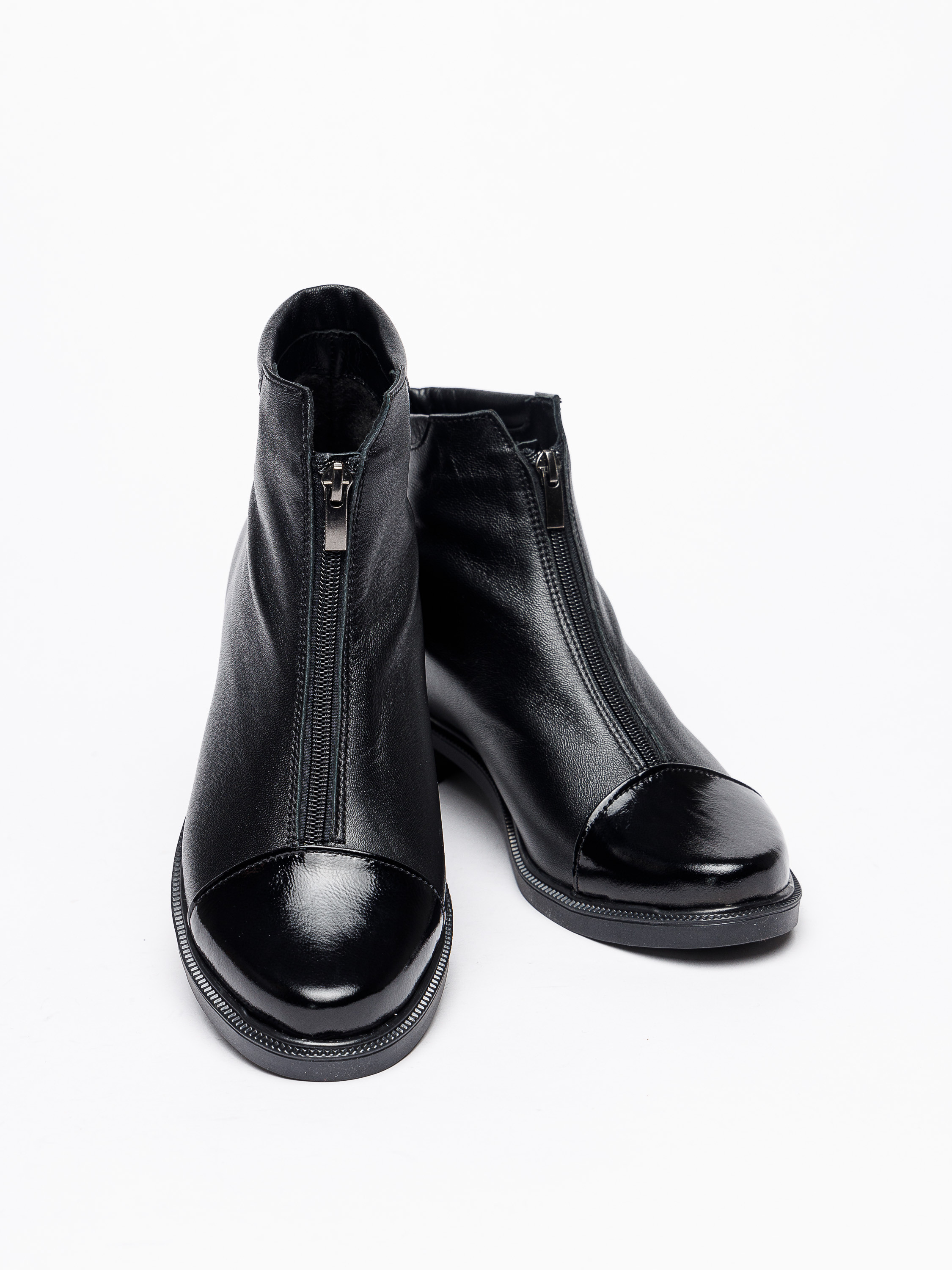 Полуботинки женские черного цвета на белом фоне