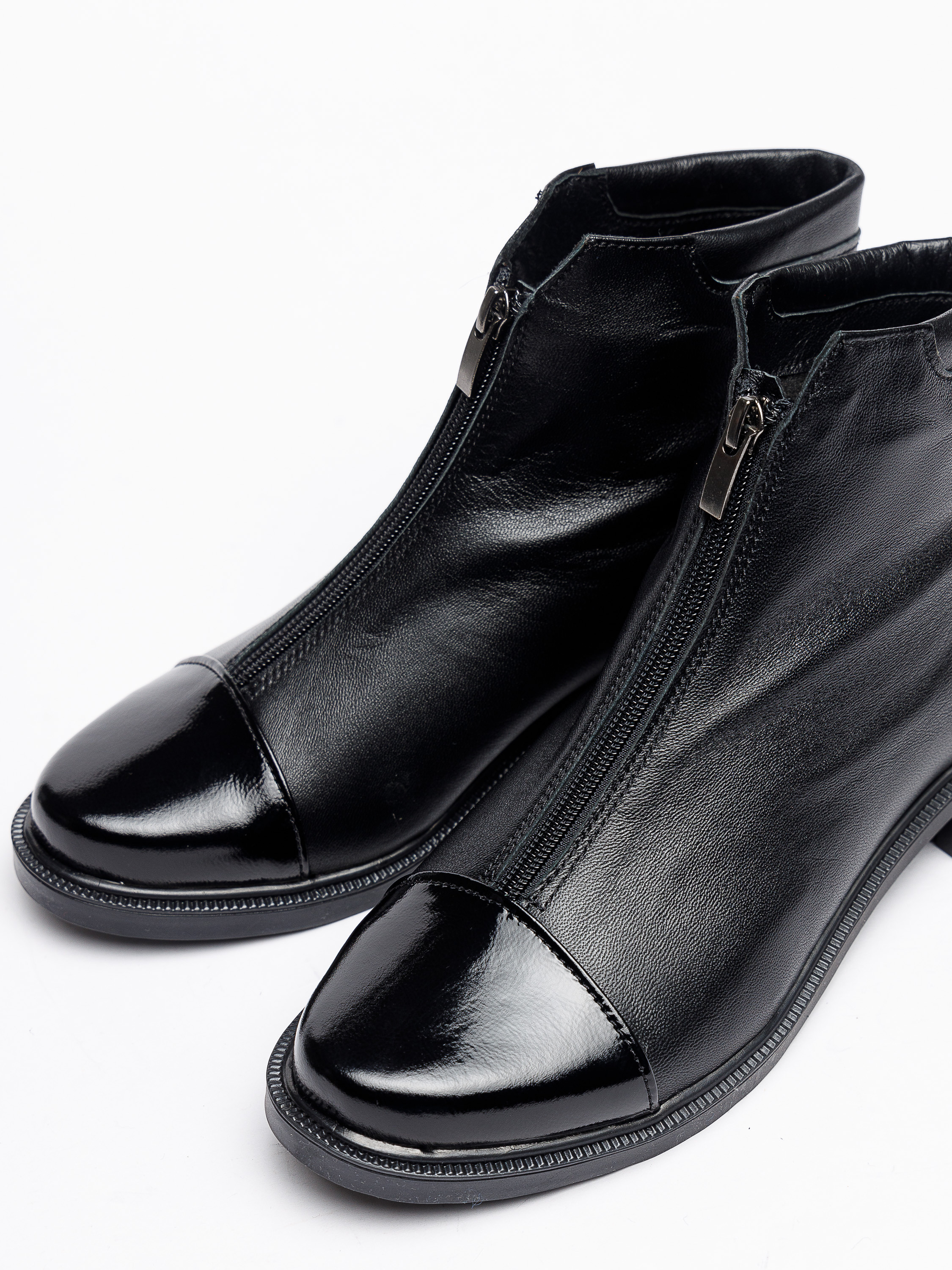 Полуботинки женские черного цвета на белом фоне близко