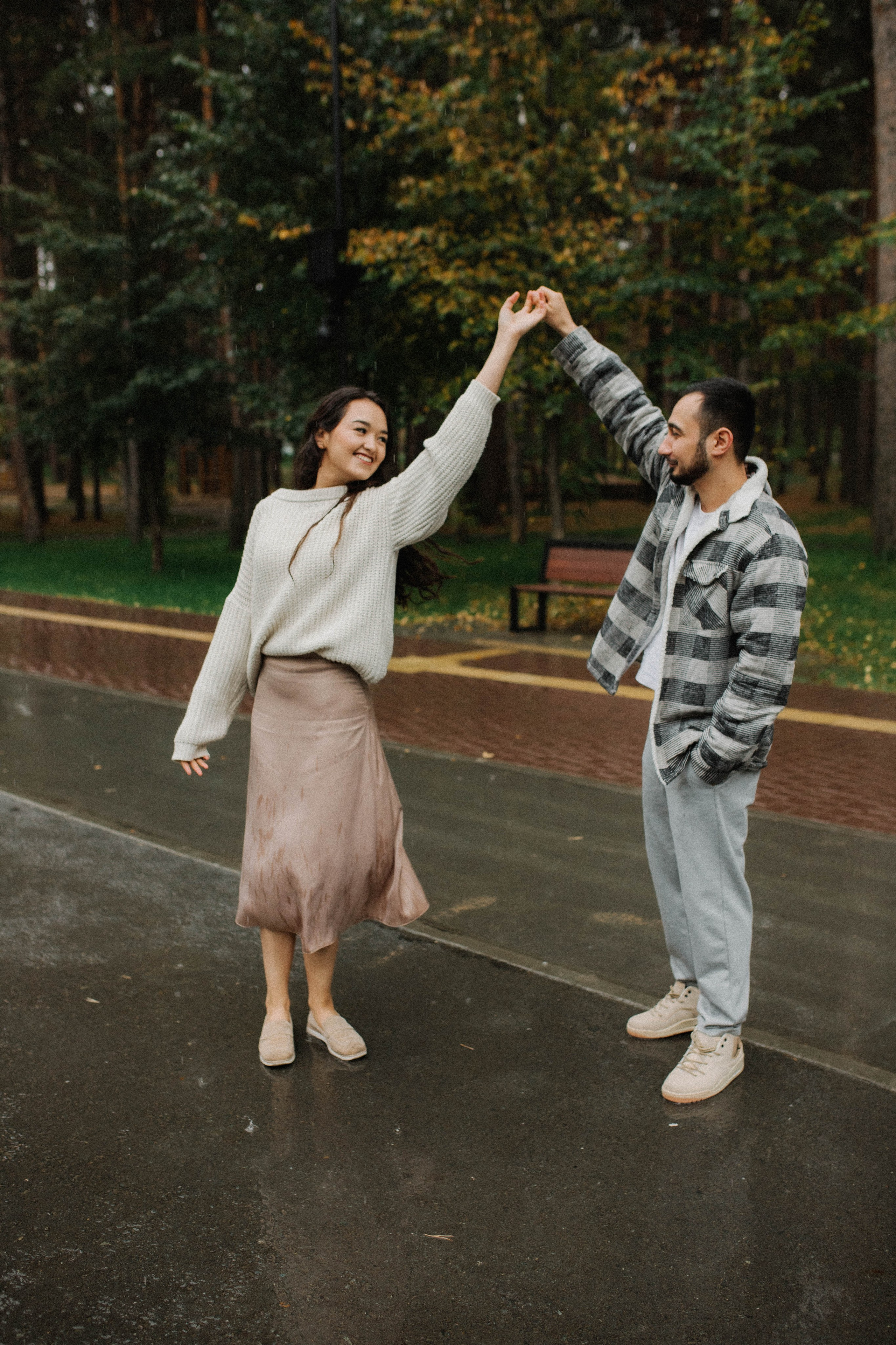 Бегать по сентябрьским лужам вдвоём. Свадебный фотограф Новосибирск