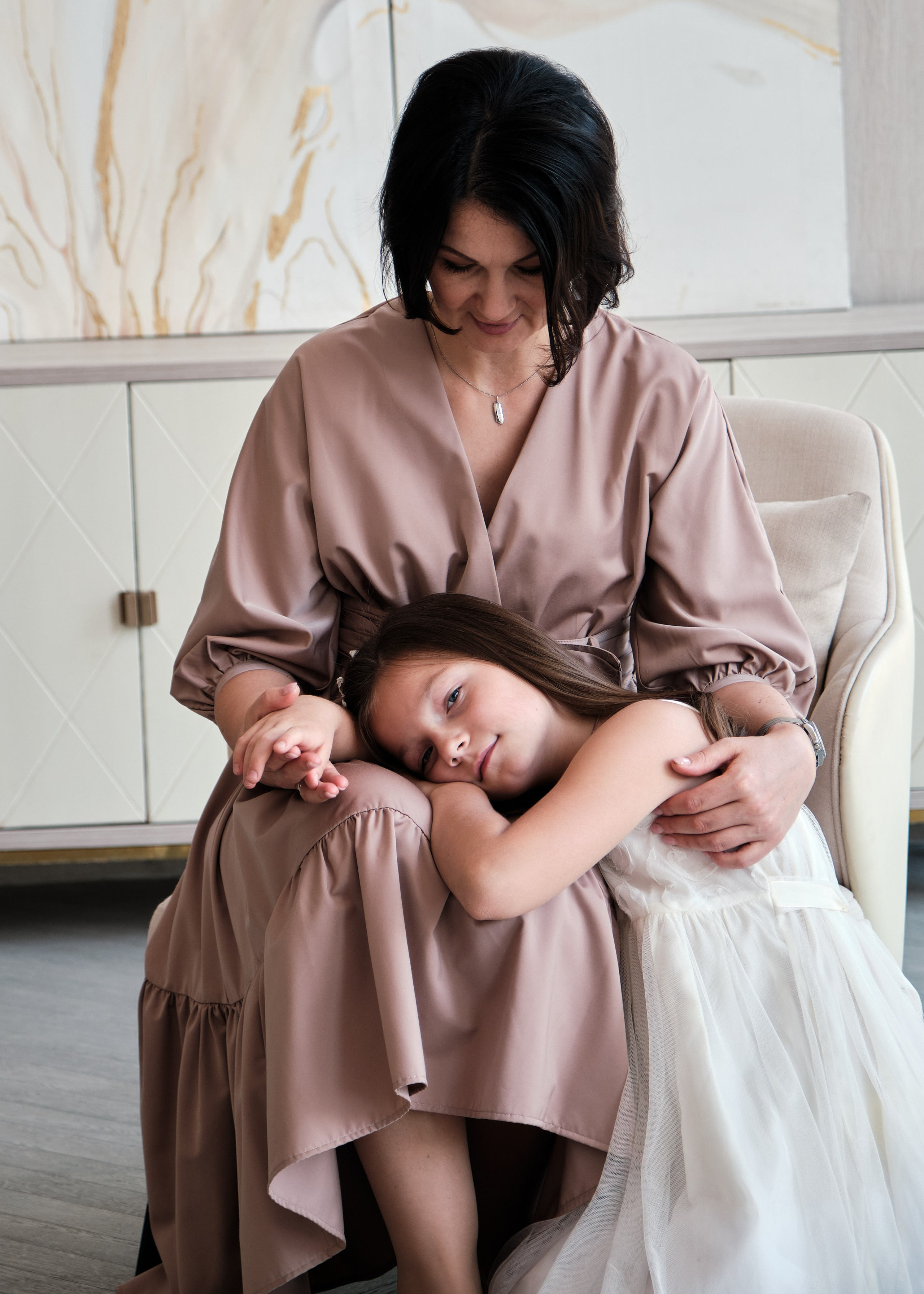 Семейная фотосессия Елена и дочка — светлая семейная съёмка в студии. Портретный фотограф на новый год в Москве Виктория Колышева