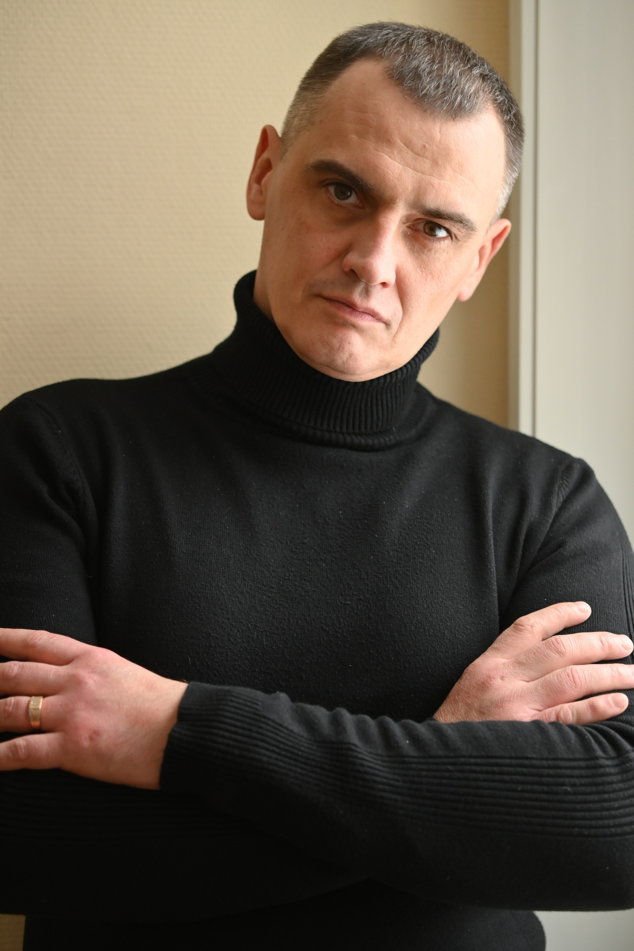 Крупный план, взгляд в камеру