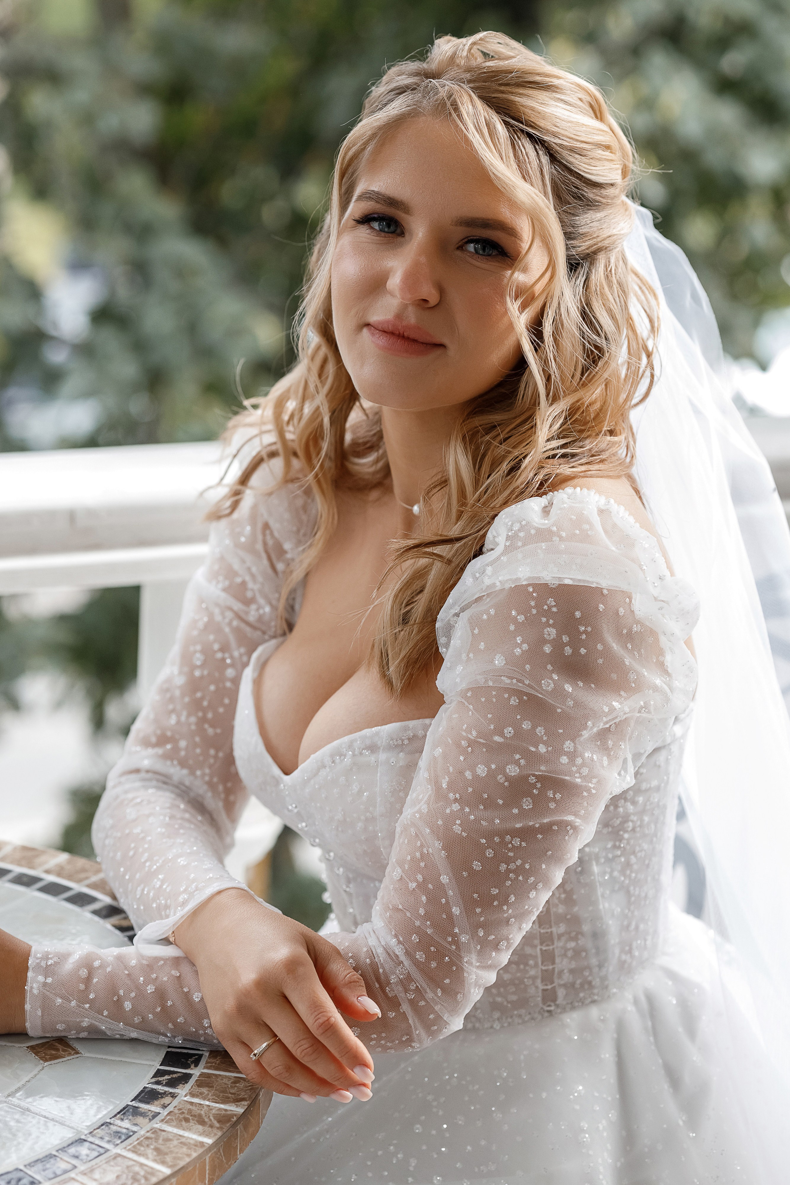 Трогательная выездная церемония в уютном дворике отеля. Олег Сверчков | Свадебный фотограф Вологда