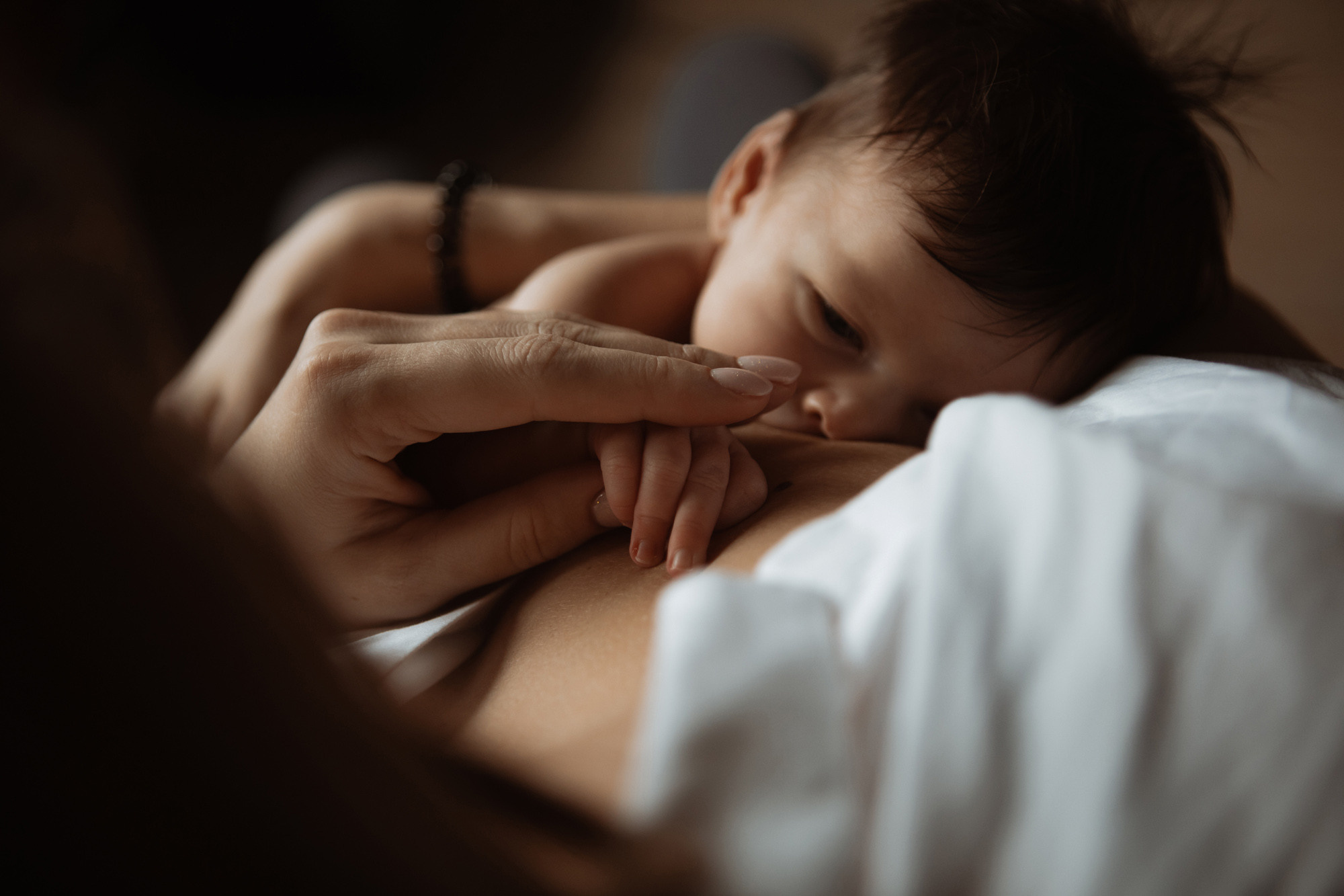 Съемка новорожденного, кормление, домашняя фотосессия новорожденного