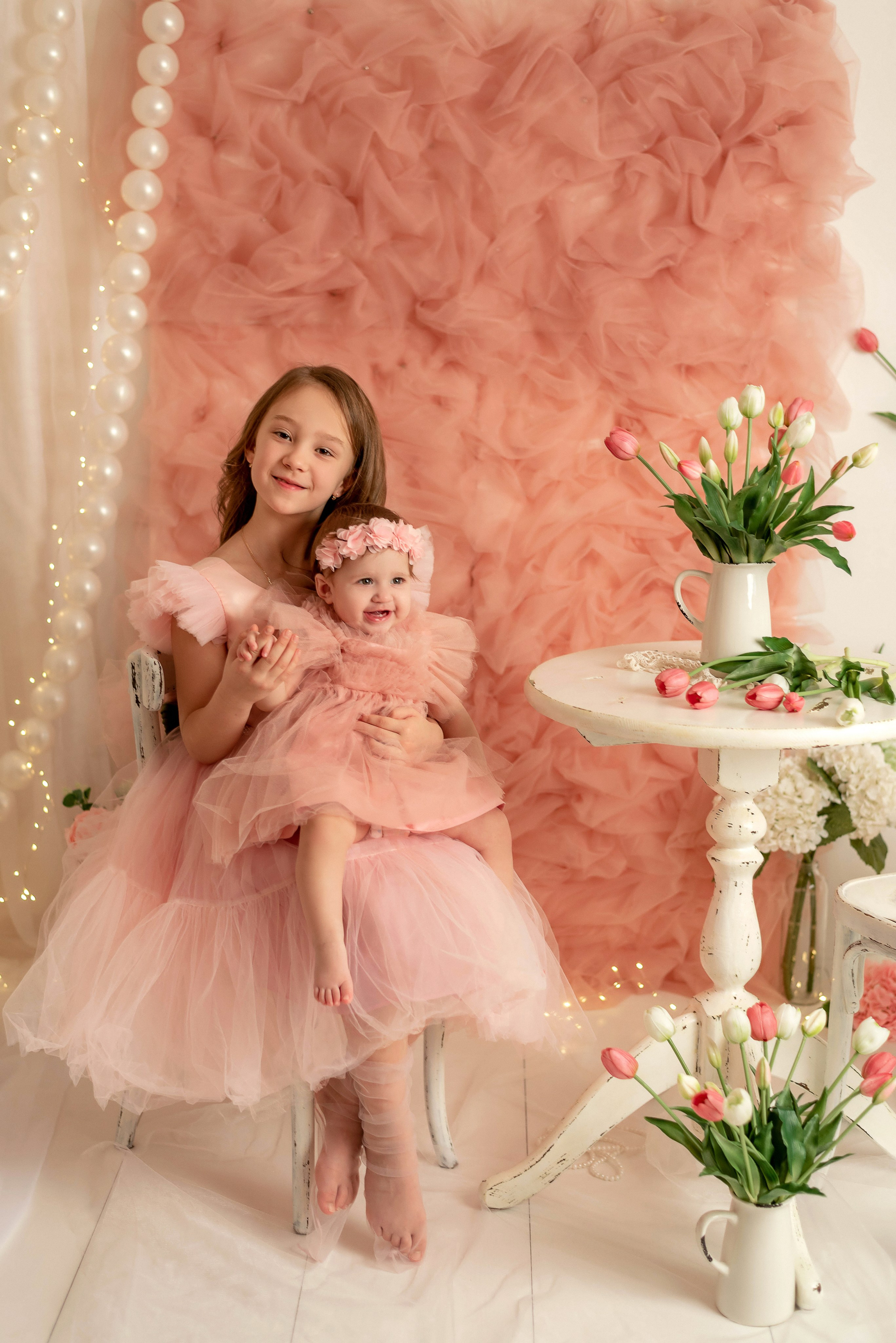 София и Есения — тюльпаны. Семейный и детский фотограф Наталья Горда