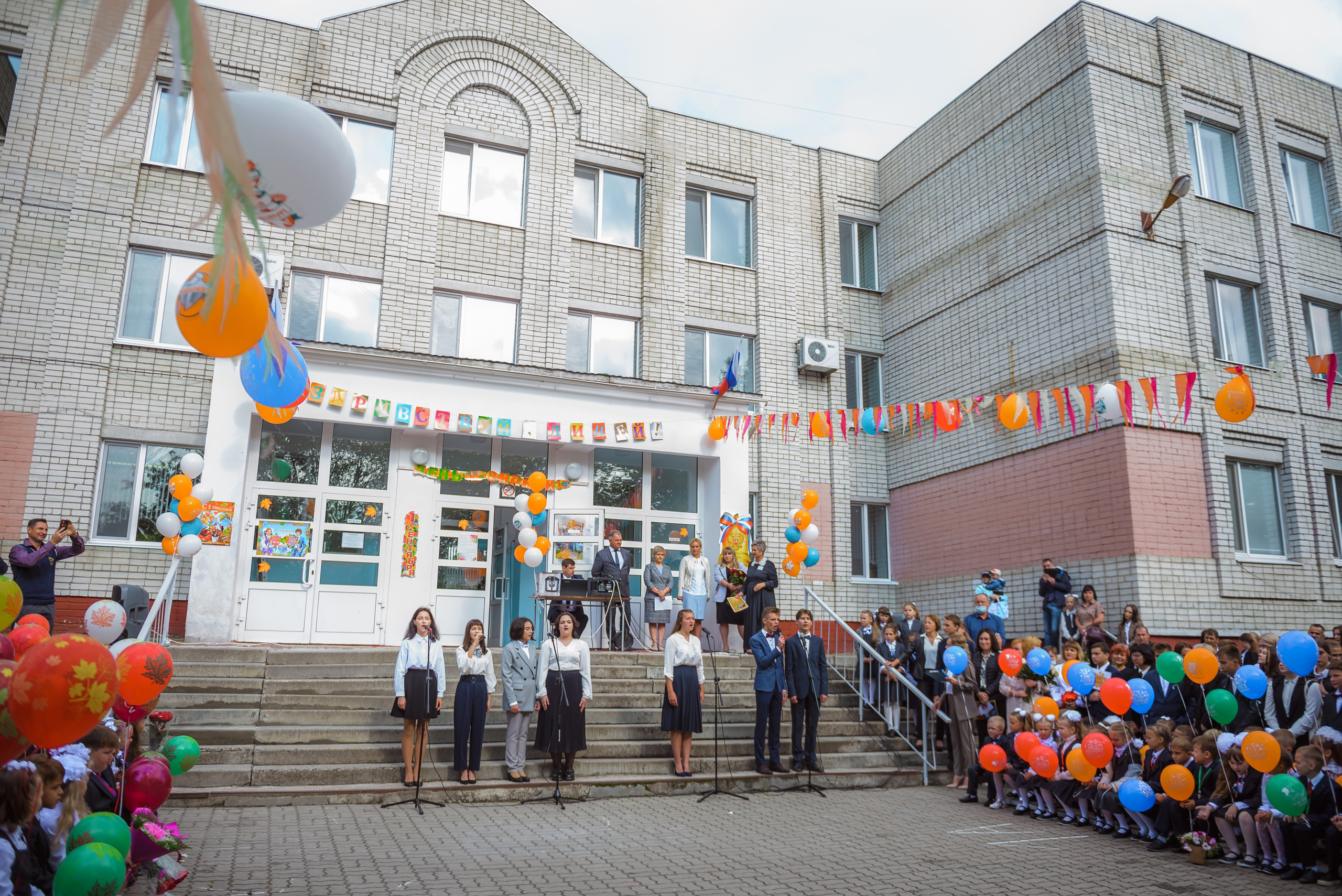 Линейка 11-е классы 2023. Фотограф Галина Лисанова, г. Брянск