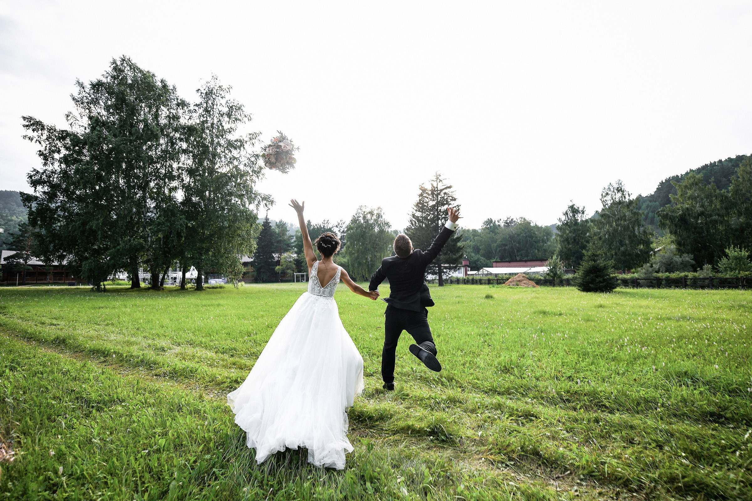 🌄 Демьян и Катя — свадьба в нацпарке "Столбы" | Веселый банкет и эпичные фото на скалах. 📸 Свадебный и семейный фотограф в Красноярске Тихомиров Евгений | 17 лет опыта | 800+ свадеб