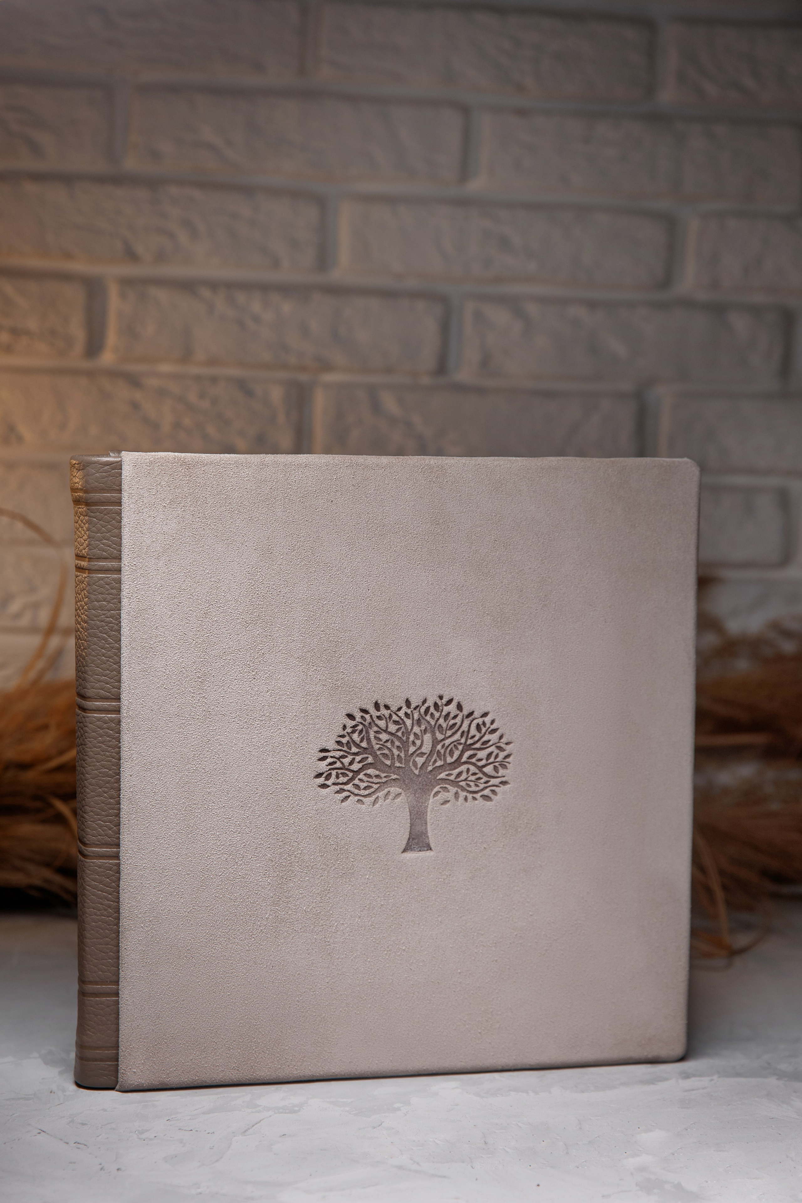 Семейный фотоальбом из серой замши модель КОРА, ручной переплет, формат 25х25.