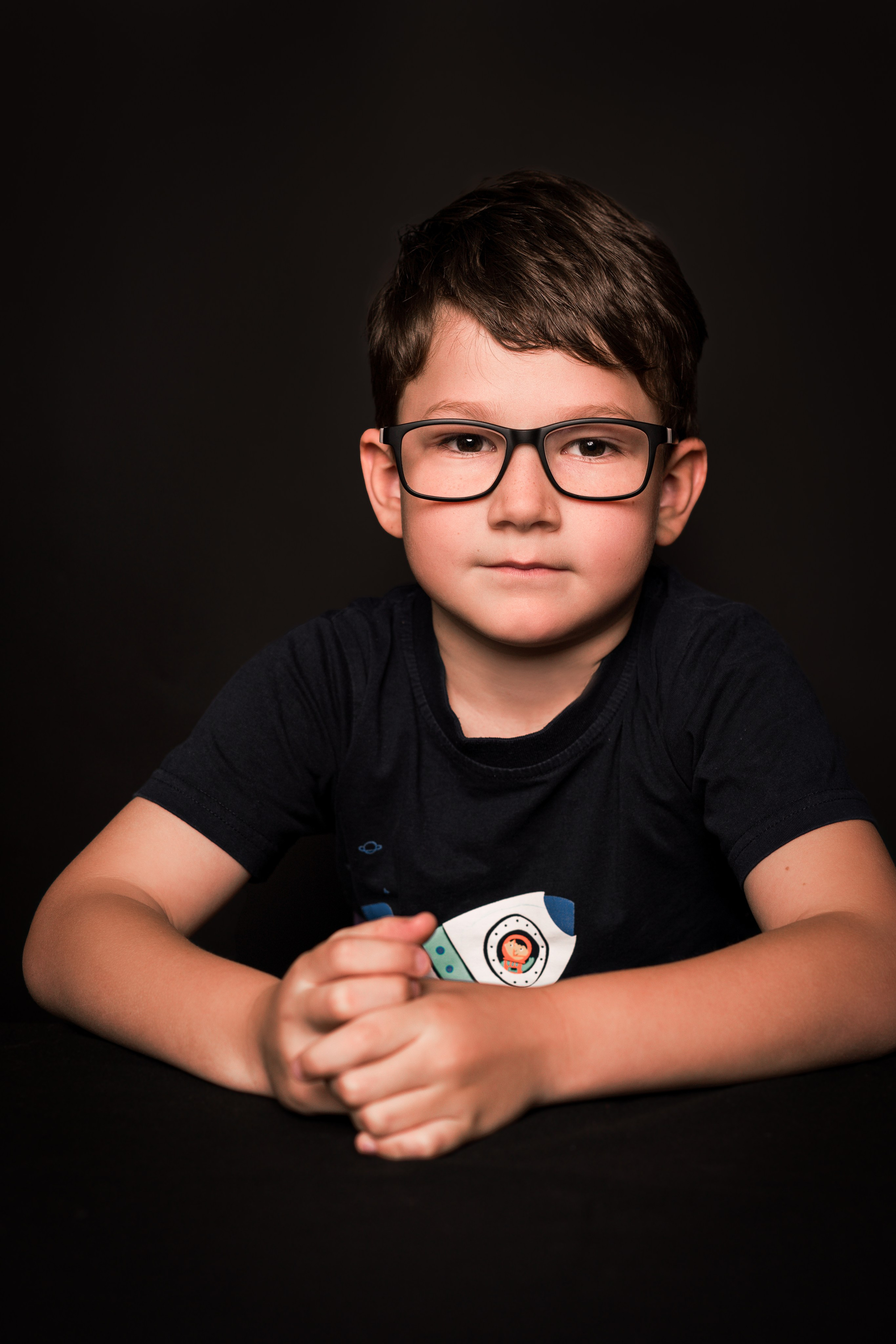 Детский сад, портреты на чёрном фоне. Фотограф Шунова Саша