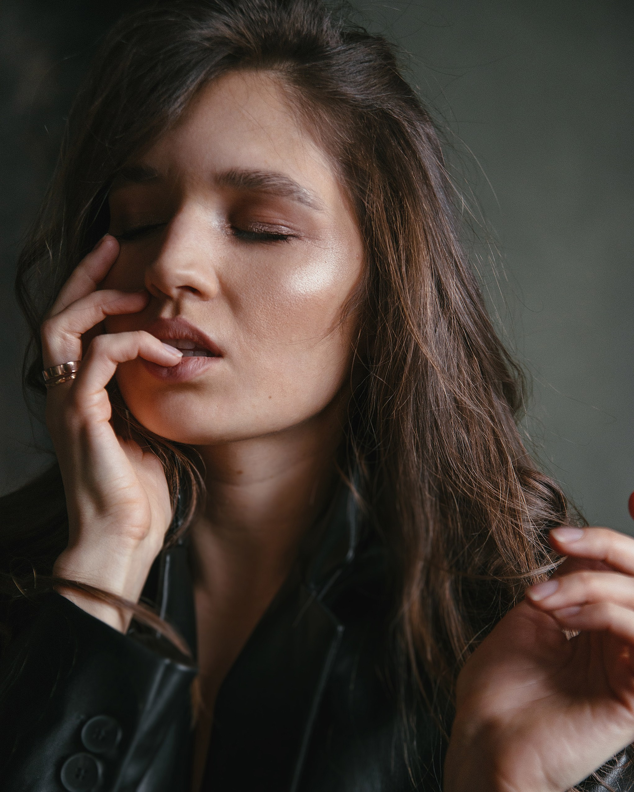 Студийная фотосессия в низком ключе. Портретный фотограф Дарья Едапина Новосибирск. Фотограф Дарья Едапина Новосибирск