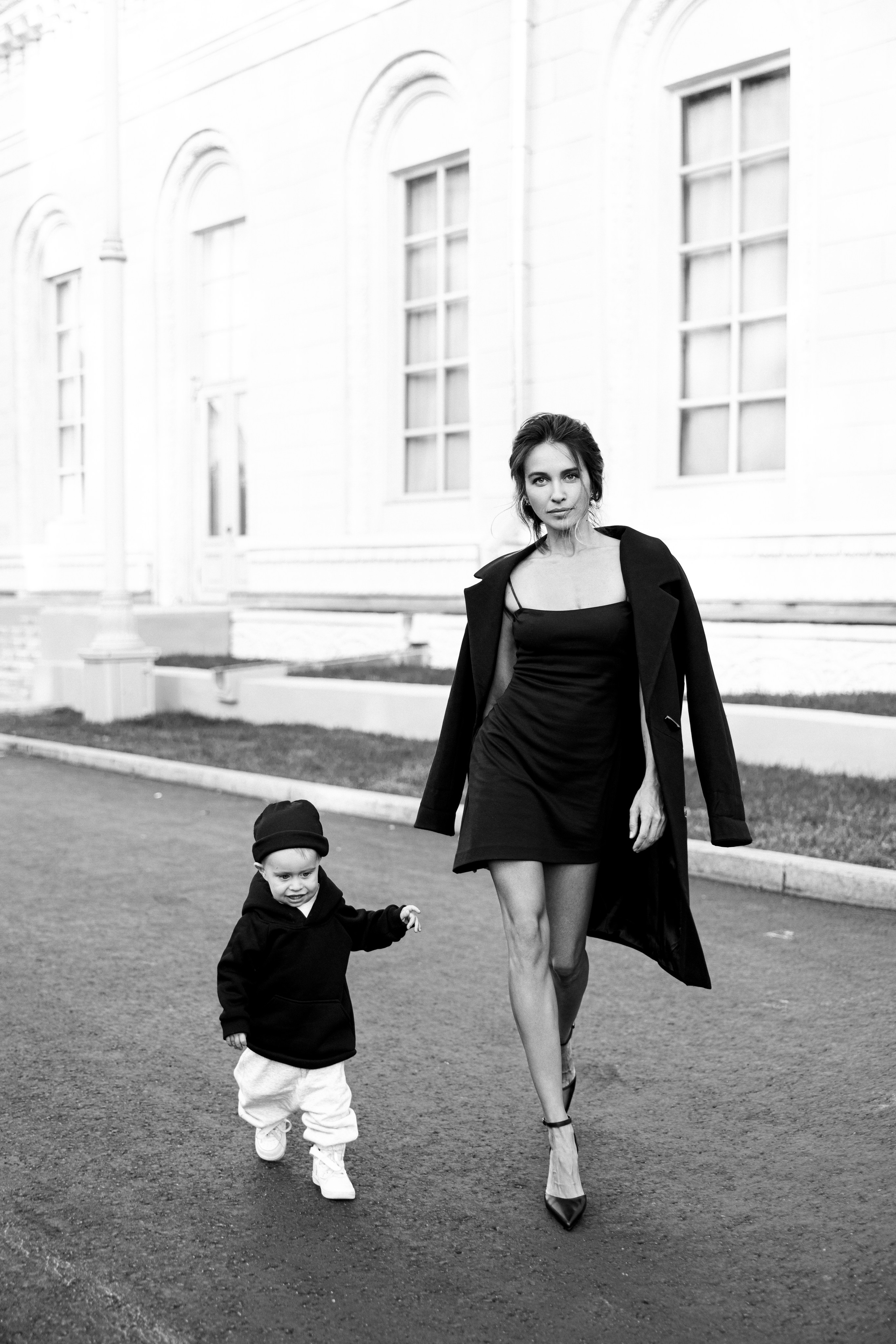 Стильная черно-белая фотография мамы и ребенка, красивая девушка в черном платье чб, чб семейная фотография, Fashion bw photo 