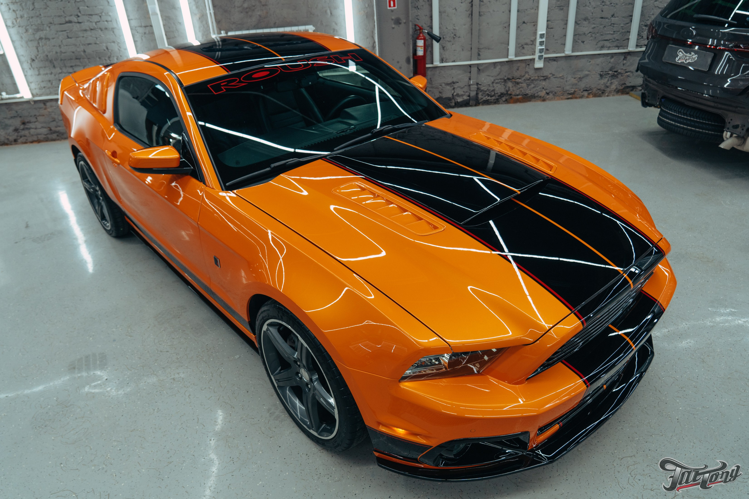 Ford Mustang Roush оранжевый окрас кузова и выкрас полос. DeLorein