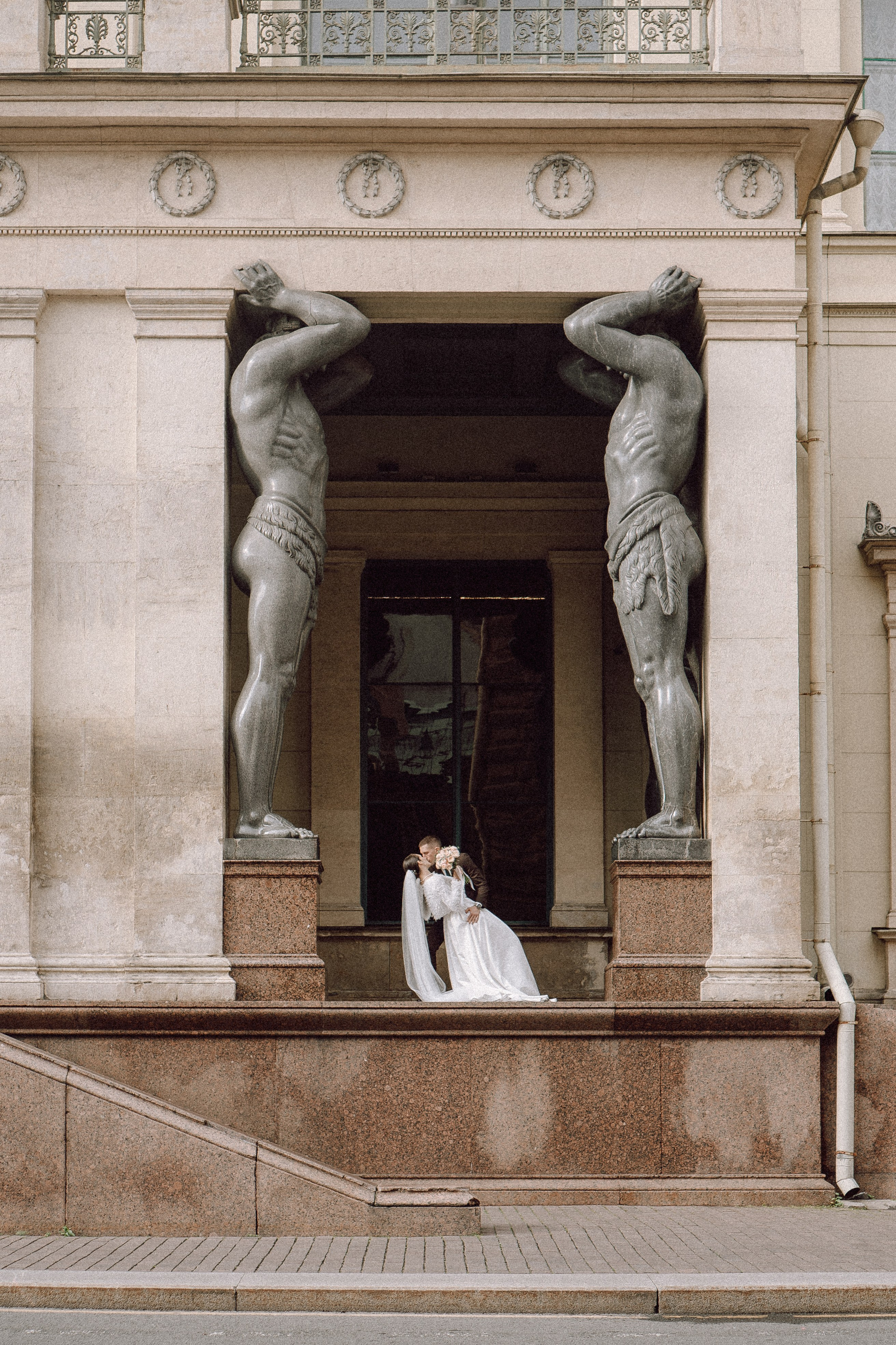 СВАДЕБНАЯ ПРОГУЛКА В САНТК-ПЕТЕРБУРГЕ (ИСАКИЕВСКИЙ СОБОР, ЗИМНЯЯ КАНАВКА, ЭРМИТАЖ И БОЛЬШАЯ МОРСКАЯ УЛИЦА). Профессиональный фотограф, Санкт-Петербург — Виктория Богомолова