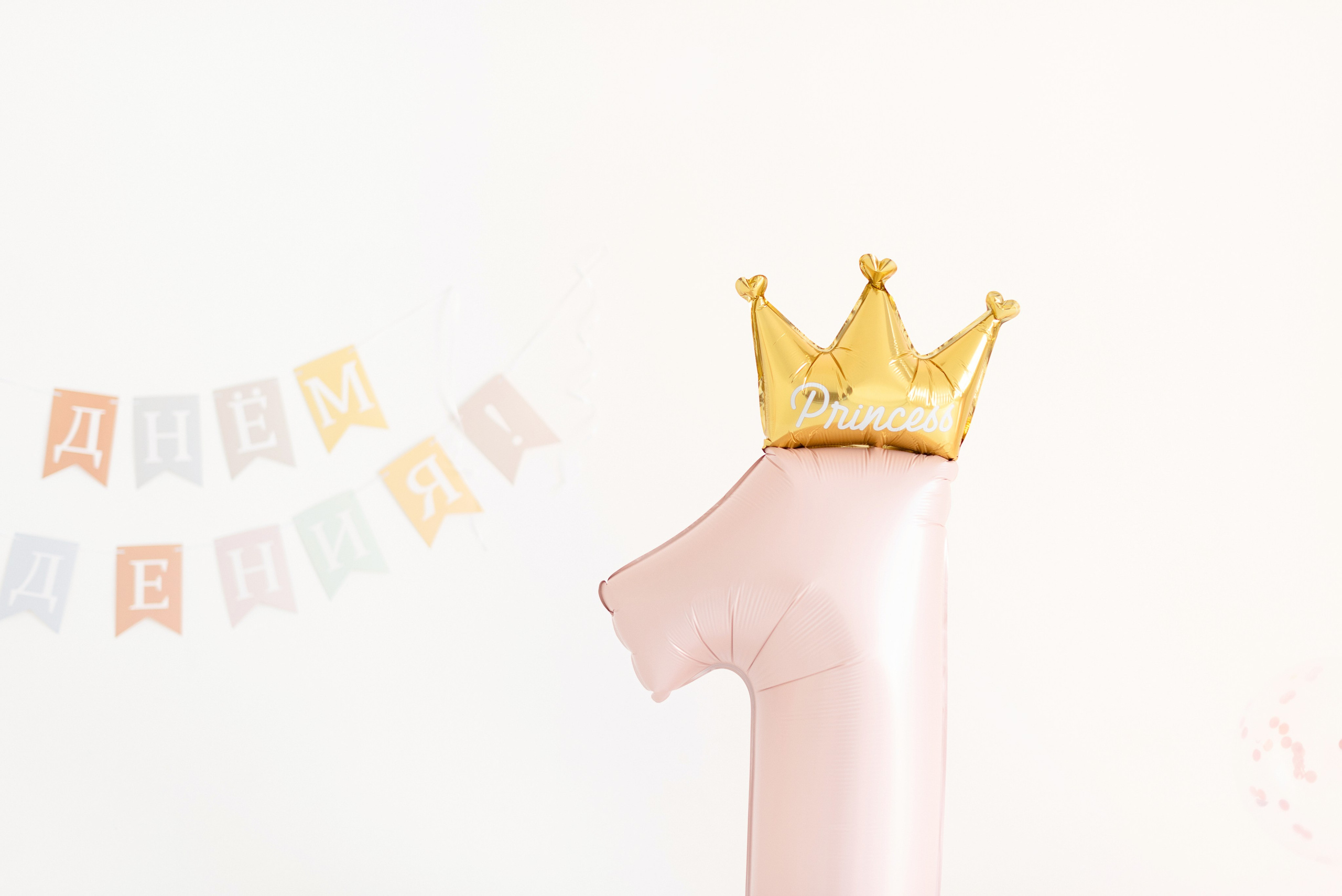 Фотосессия дня рождения малыша в студии, торт, воздушные шары, мыльные пузыри, профессиональный фотограф в Сургуте и Нефтеюганске.