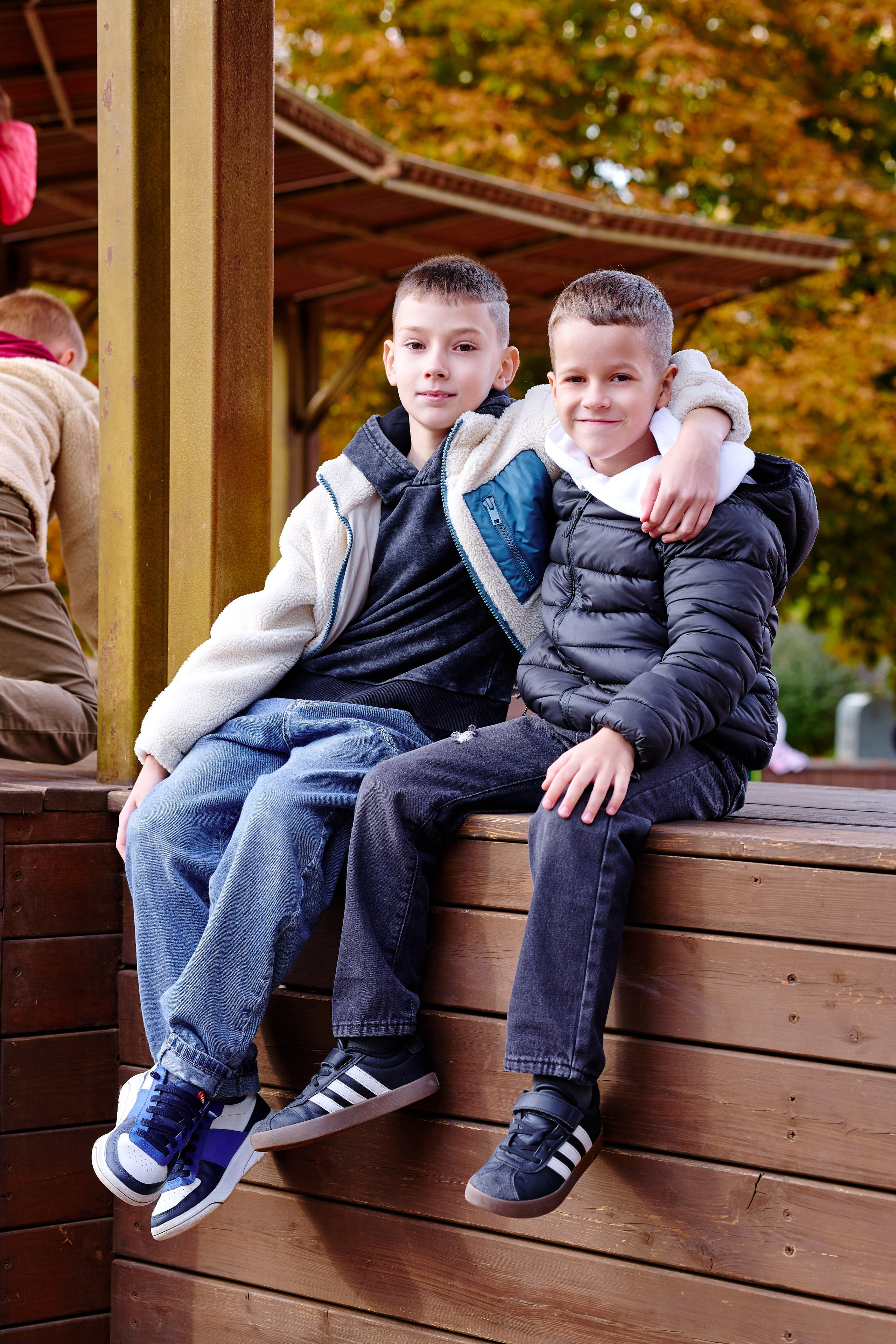 Прогулка в парке классом. Фотограф Выпускные альбомы Таганрог Сергей Коробченко